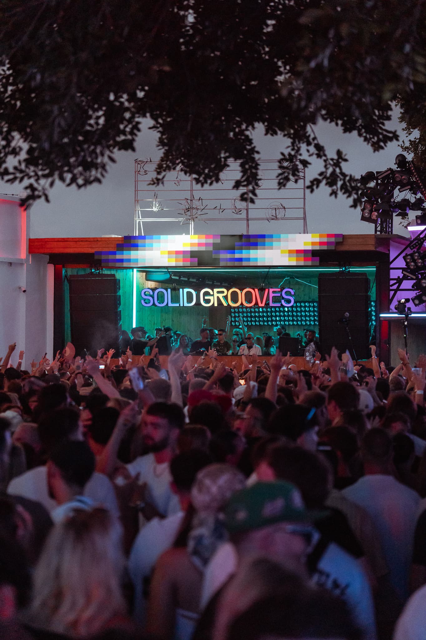 La Terrace del DC-10 durante Solid Grooves: neón «Solid Grooves» y friso de píxel espectral sobre la cabina