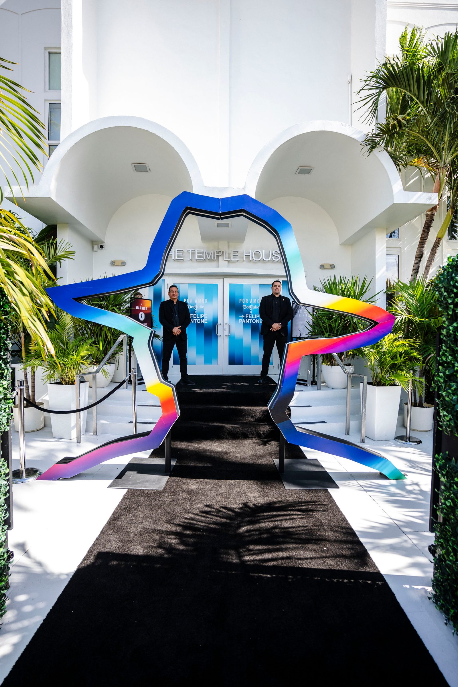 Por Amor — Don Julio × Felipe Pantone — El arco-estrella iridiscente en la entrada de The Temple House.
