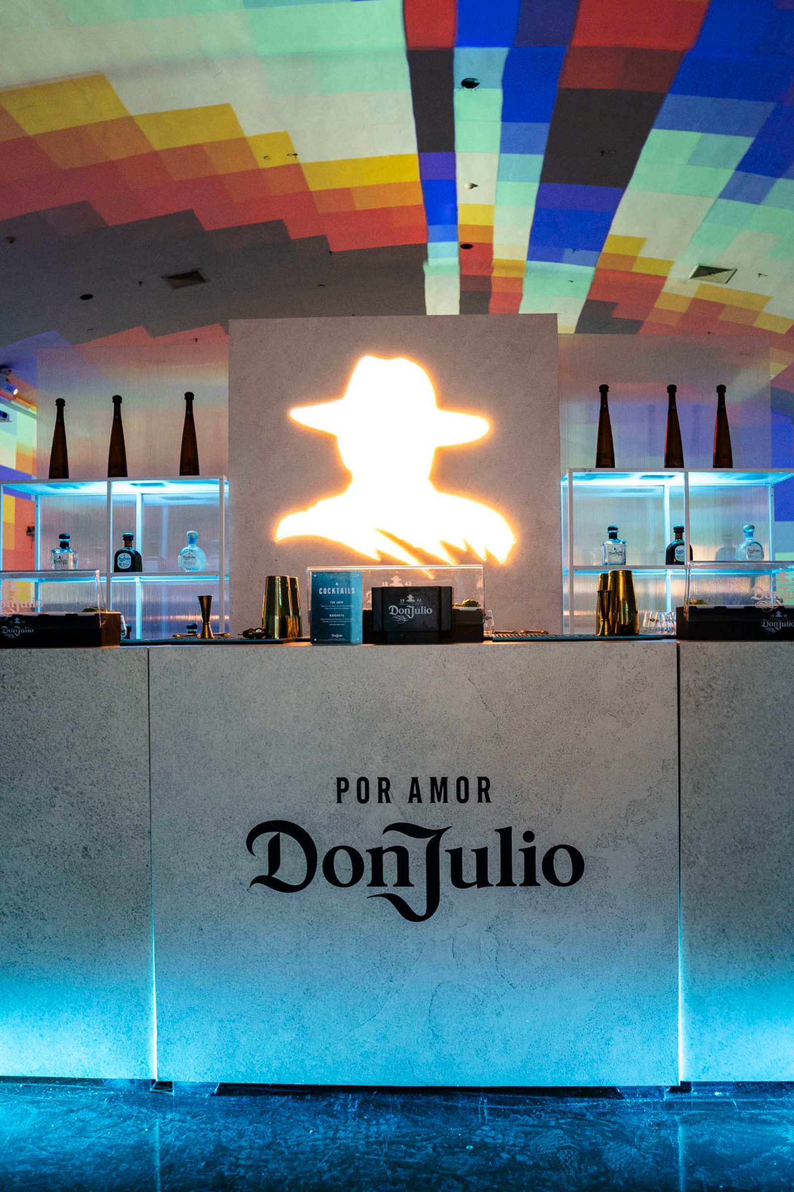 Por Amor — Don Julio × Felipe Pantone — La barra bajo el sombrero luminoso — «Por Amor, Don Julio».