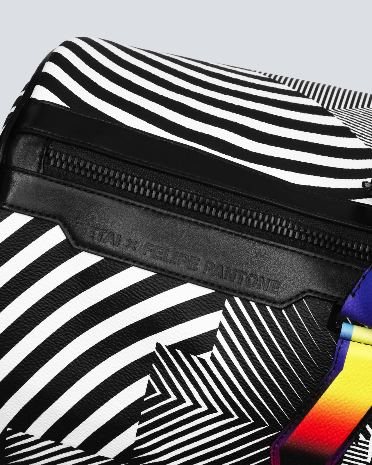 Etai × Felipe Pantone — Bolsa de viaje — asa iridiscente · prototipo local — clearance por imagen antes de publicar