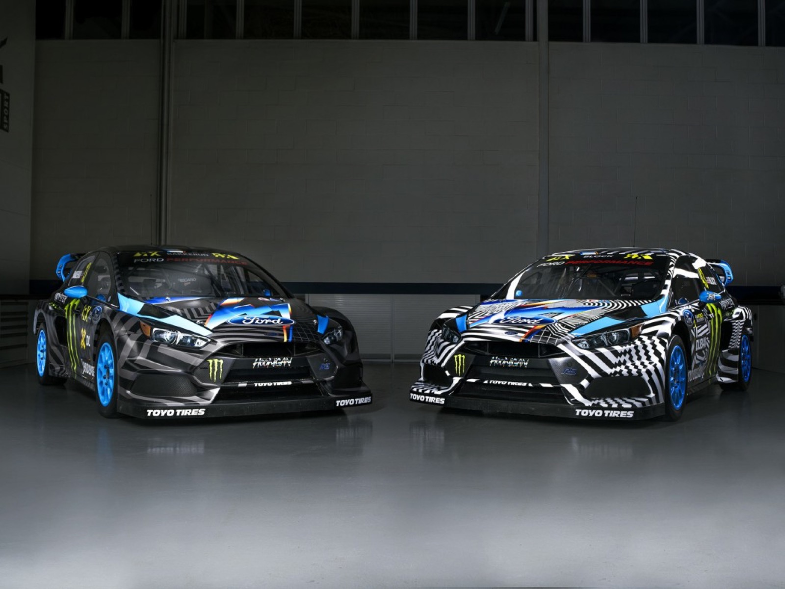 Hoonigan × Ken Block — Ford Focus RS RX — Los dos coches, tres cuartos — prensa Hoonigan