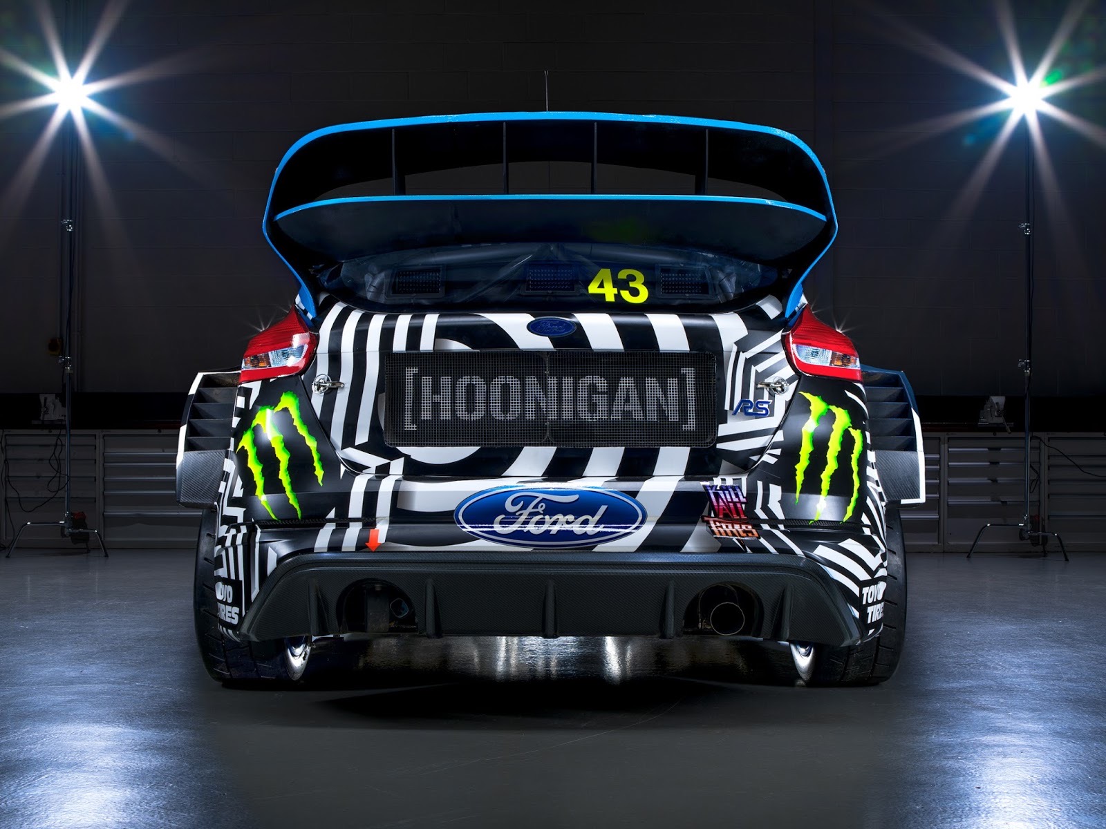 Hoonigan × Ken Block — Ford Focus RS RX — Vista de conjunto en el box — prensa Hoonigan