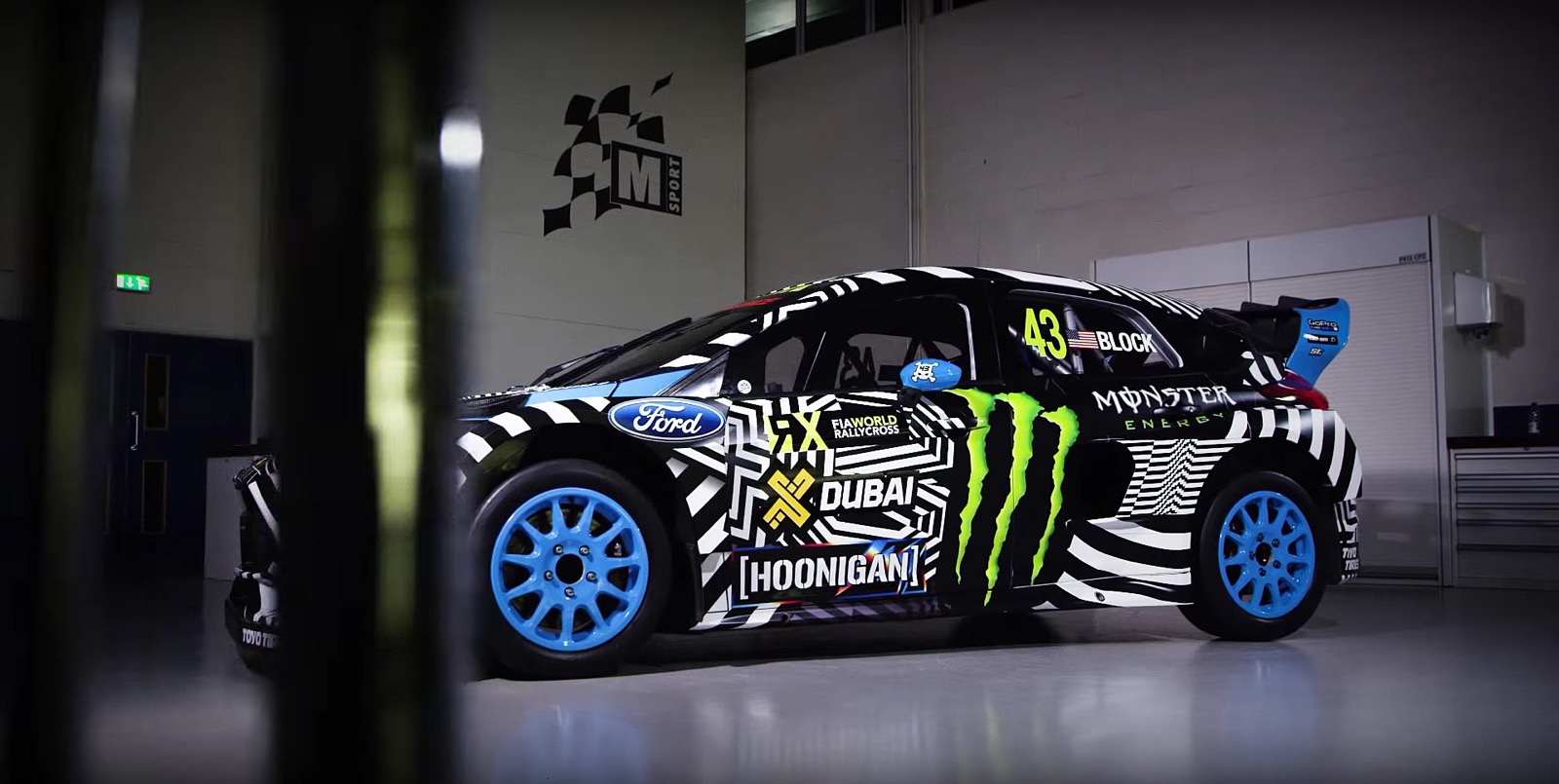 Hoonigan × Ken Block — Ford Focus RS RX — #43 de Ken Block, perfil en el box M-Sport — foto de prensa de Hoonigan Racing