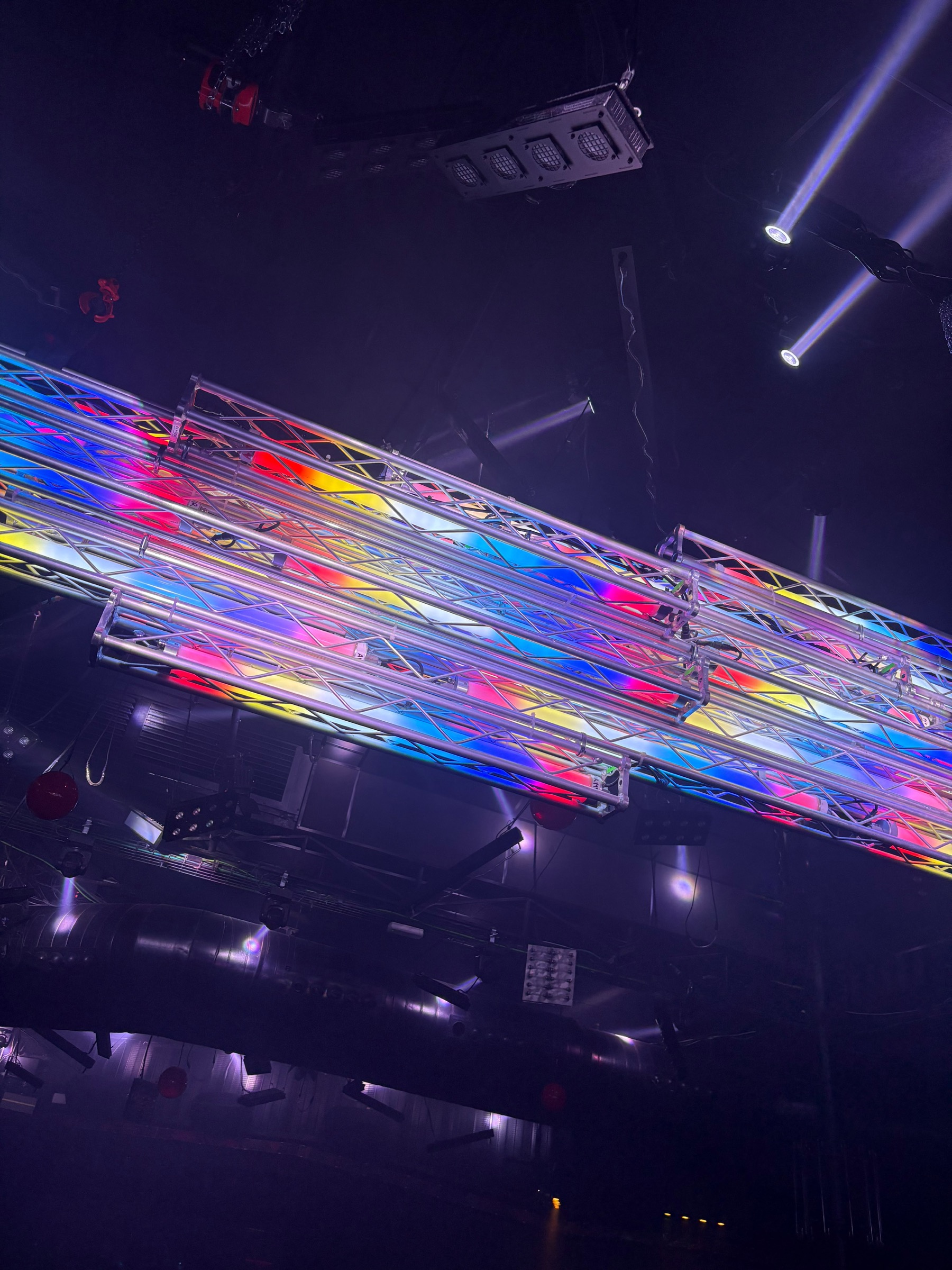 Solid Grooves — Music Made Visible — El rig de la pista con los patrones espectrales corriendo por el truss, visto desde abajo.