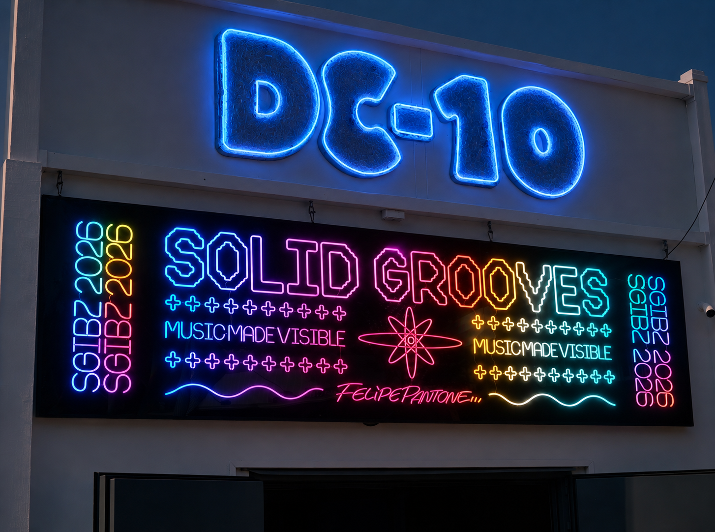 Solid Grooves — Music Made Visible — La fachada del DC-10 con el mural de neón: «Music made visible», firmado Felipe Pantone.
