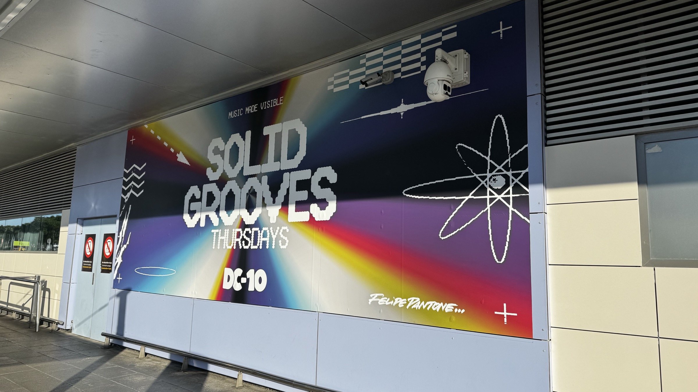 Solid Grooves — Music Made Visible — La gráfica de la temporada: «Music made visible», el átomo y la firma, en gradiente espectral.