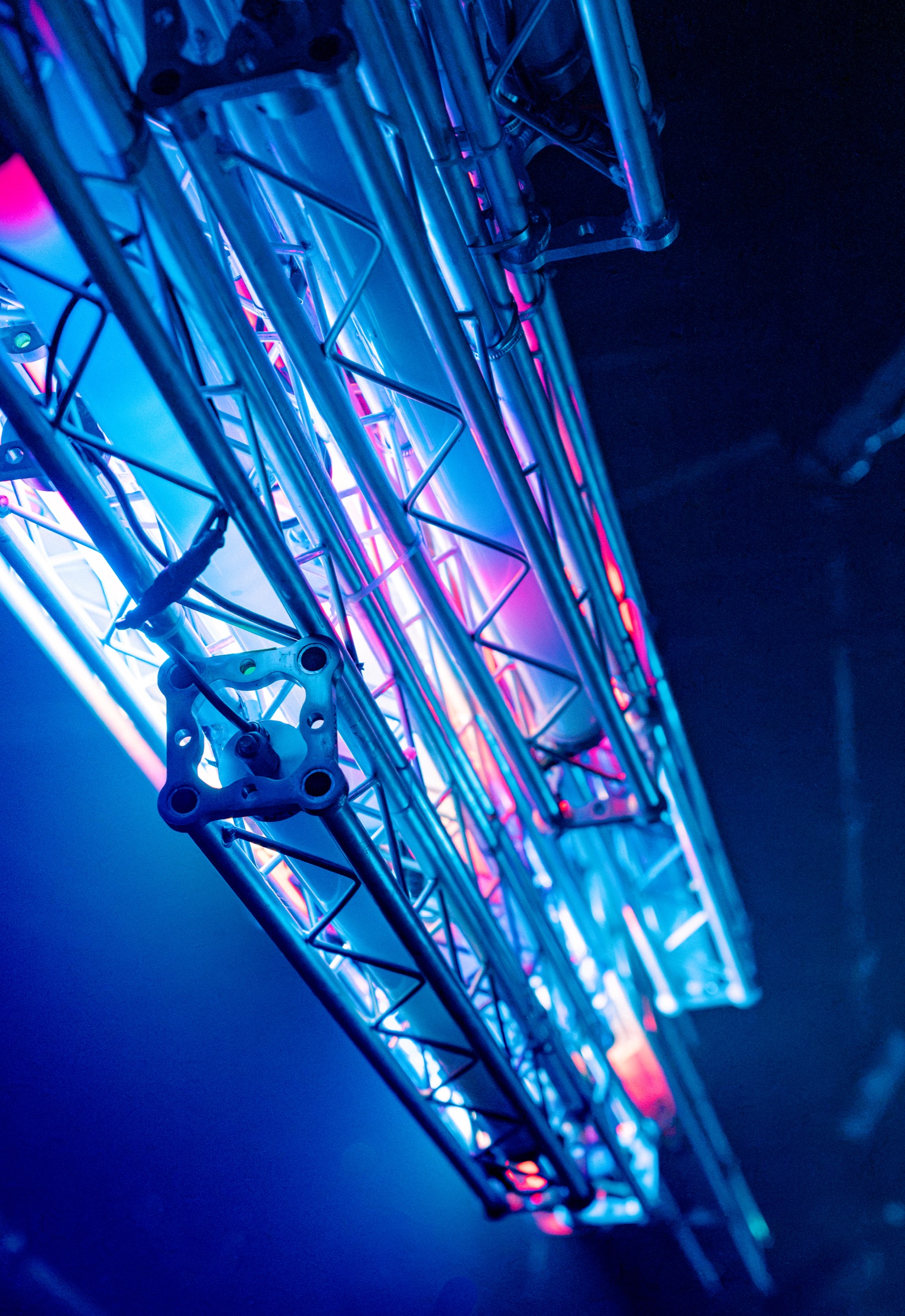 Solid Grooves — Music Made Visible — El truss de la pista encendido en azul — agosto, semana 5.