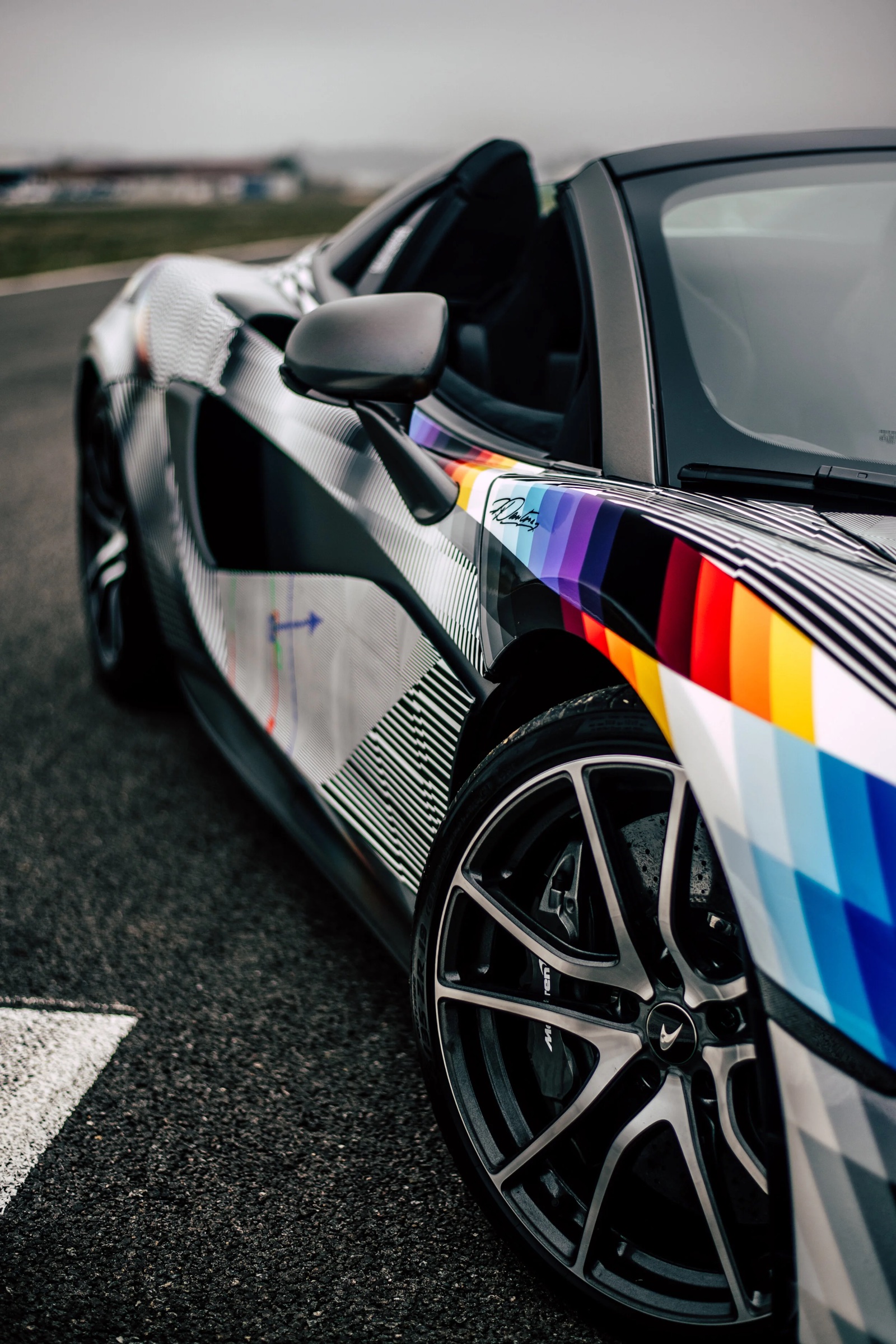 The Stranger — Detail of the livery with signature — photo © David Acedo