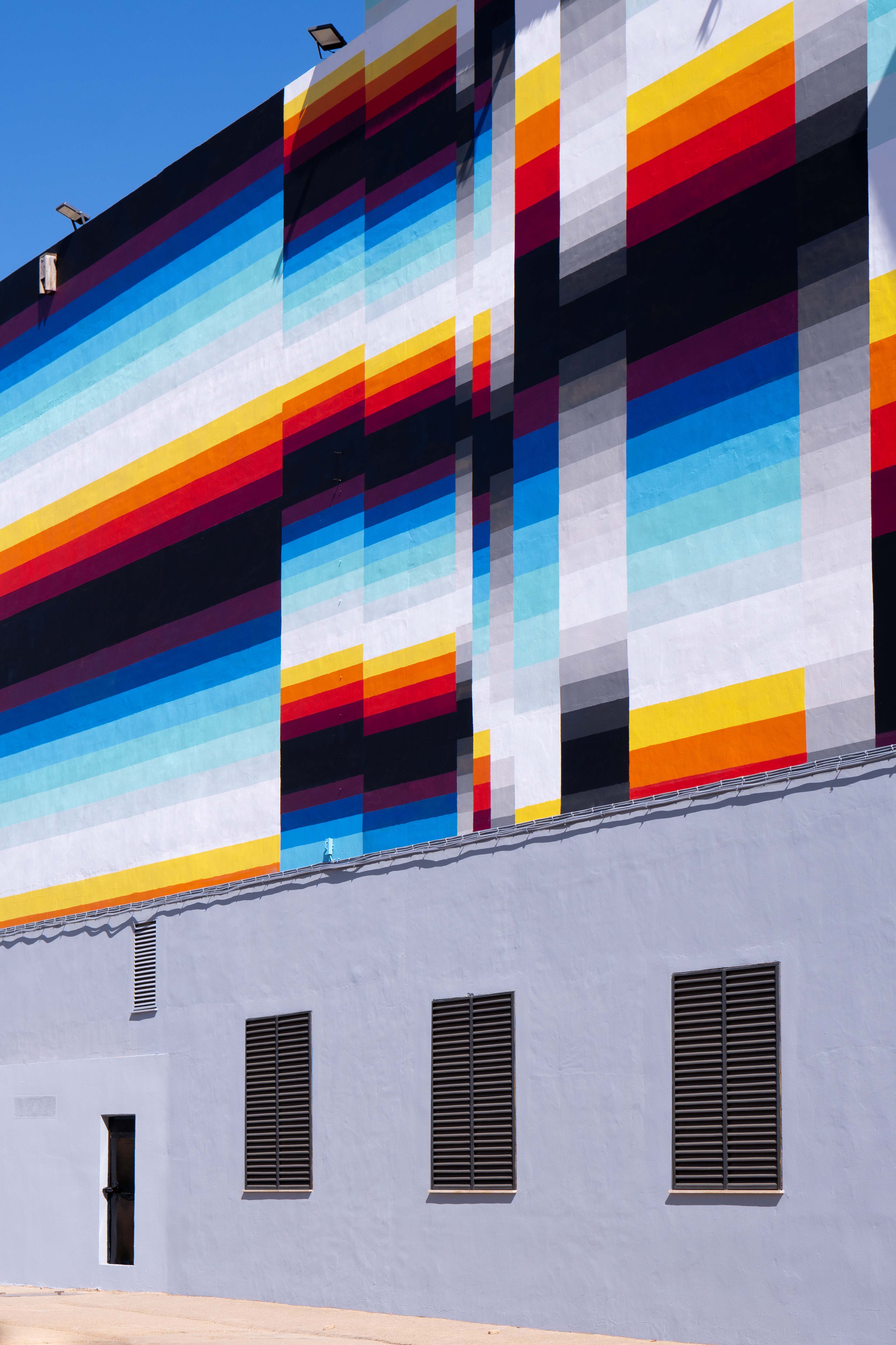 TERRA DE VALENTIA. Estabilidad – Interrupción – Claridad, 2025 — El mural sobre la base del edificio.