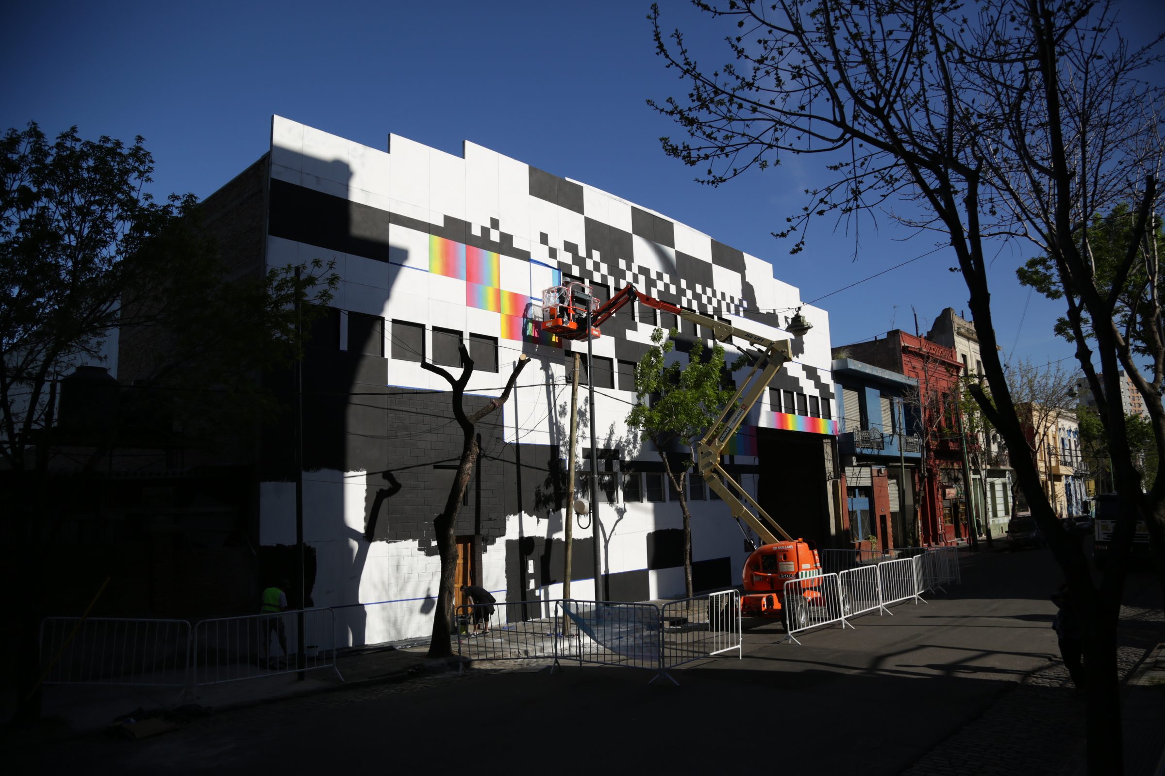 Chromadynamica para Buenos Aires, 2016 — La fachada desde la esquina, con la cesta trabajando