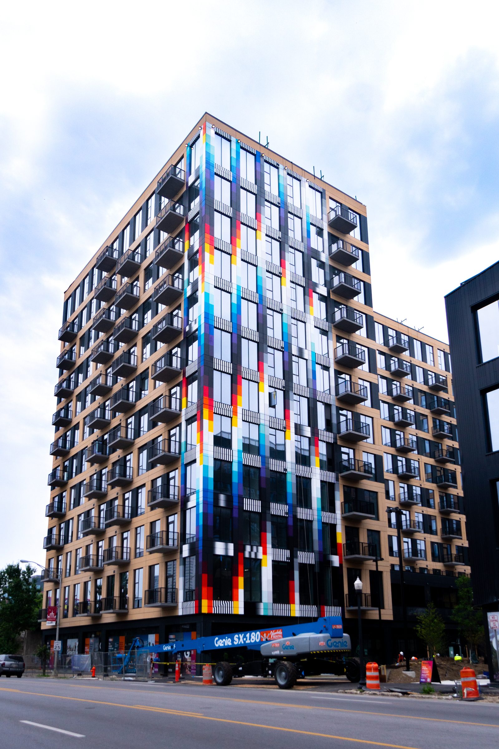 Chromadynamica, 2023 — El edificio completo desde la calle, con las columnas espectrales