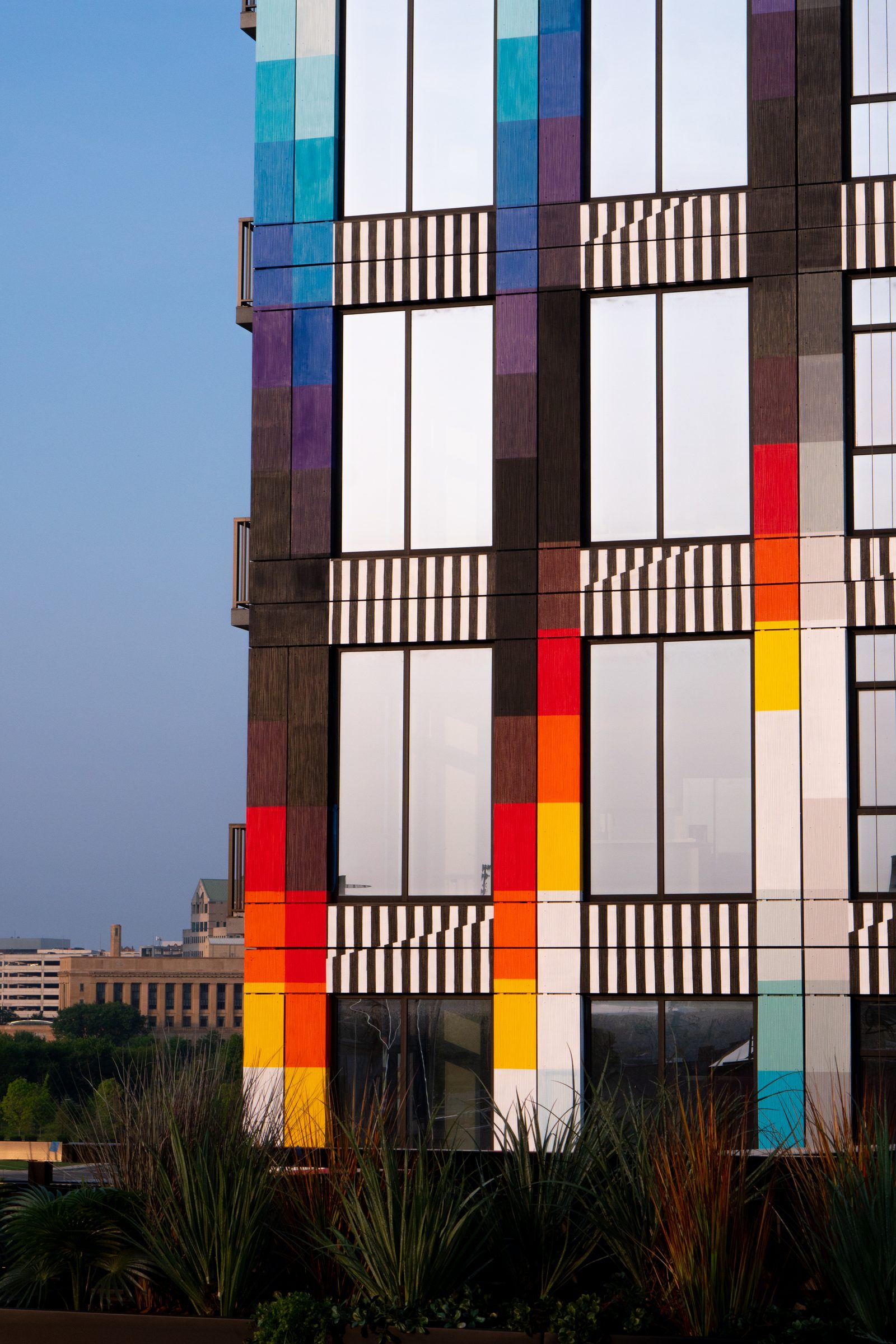 Chromadynamica, 2023 — Detalle de los frentes de píxel entre los balcones