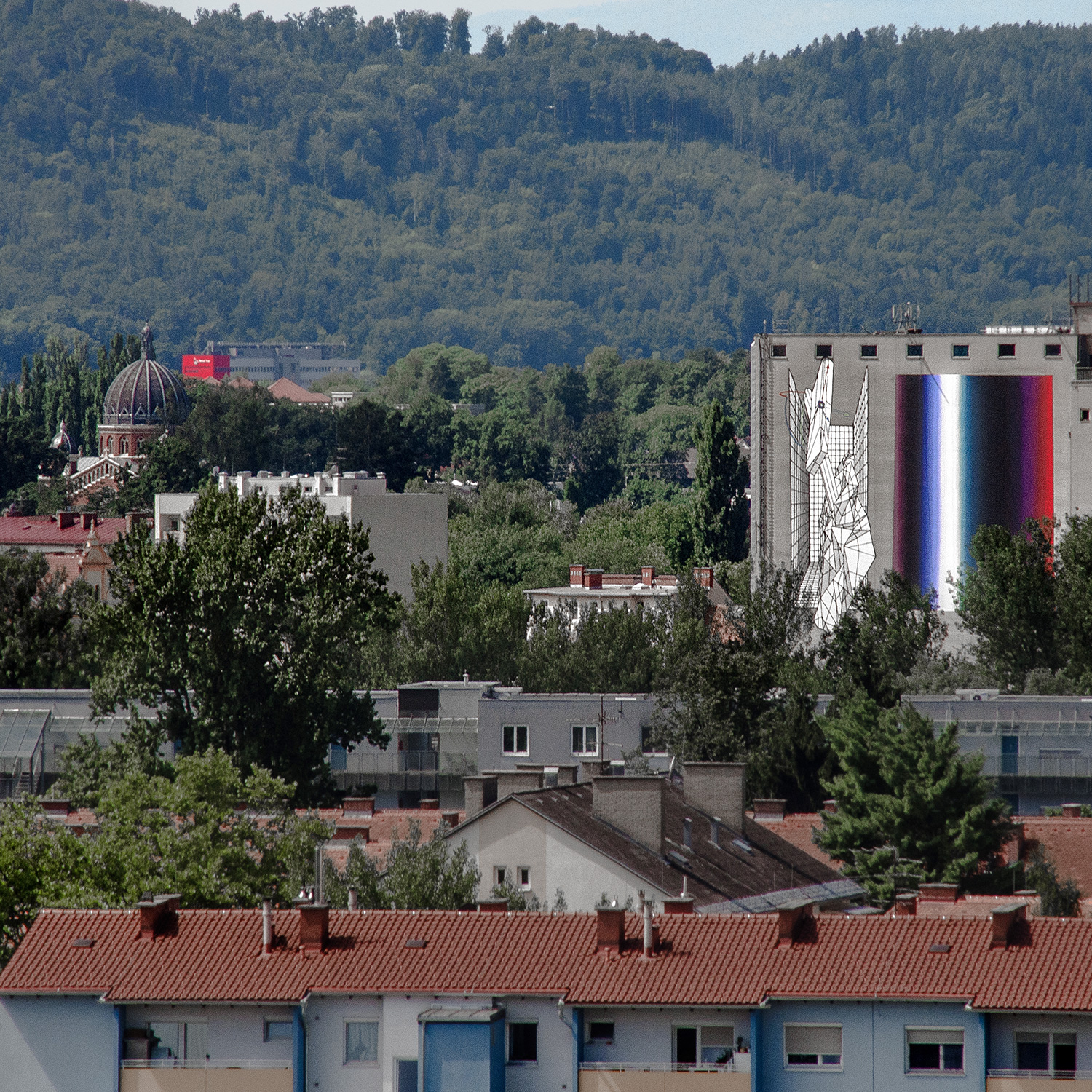 Encapsulated motion and Chromachrome study in 400 m², 2015 — Desde la ciudad: la pieza asomando entre los tejados de Graz.