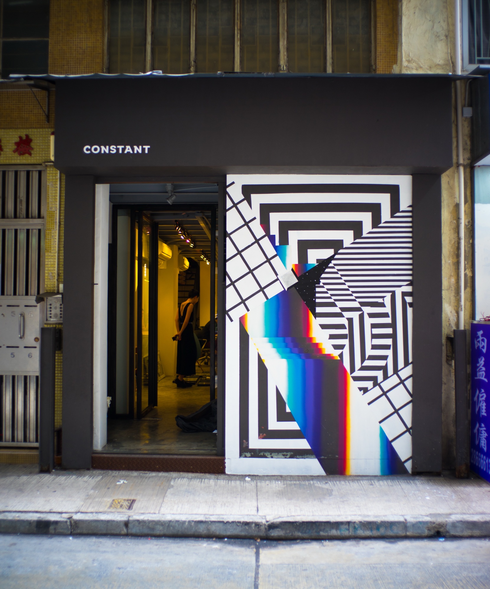 Hong Kong, 2015 — La puerta de CONSTANT: rejilla, rayas y aberración RGB.