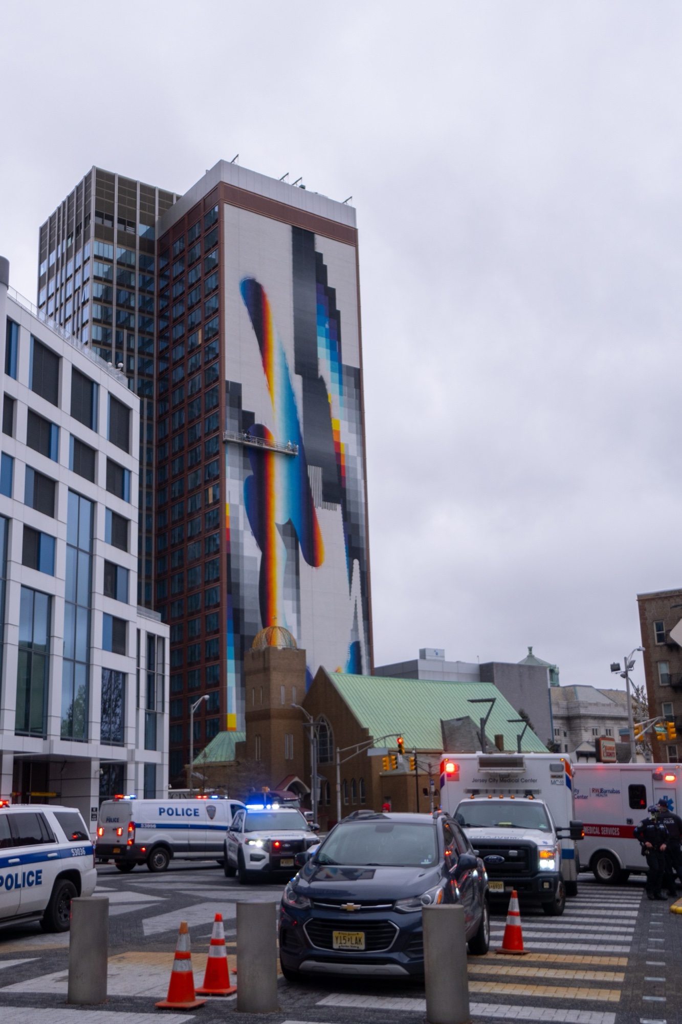 OPTICHROMIE for Jersey City, 2024 — La torre desde la calle.