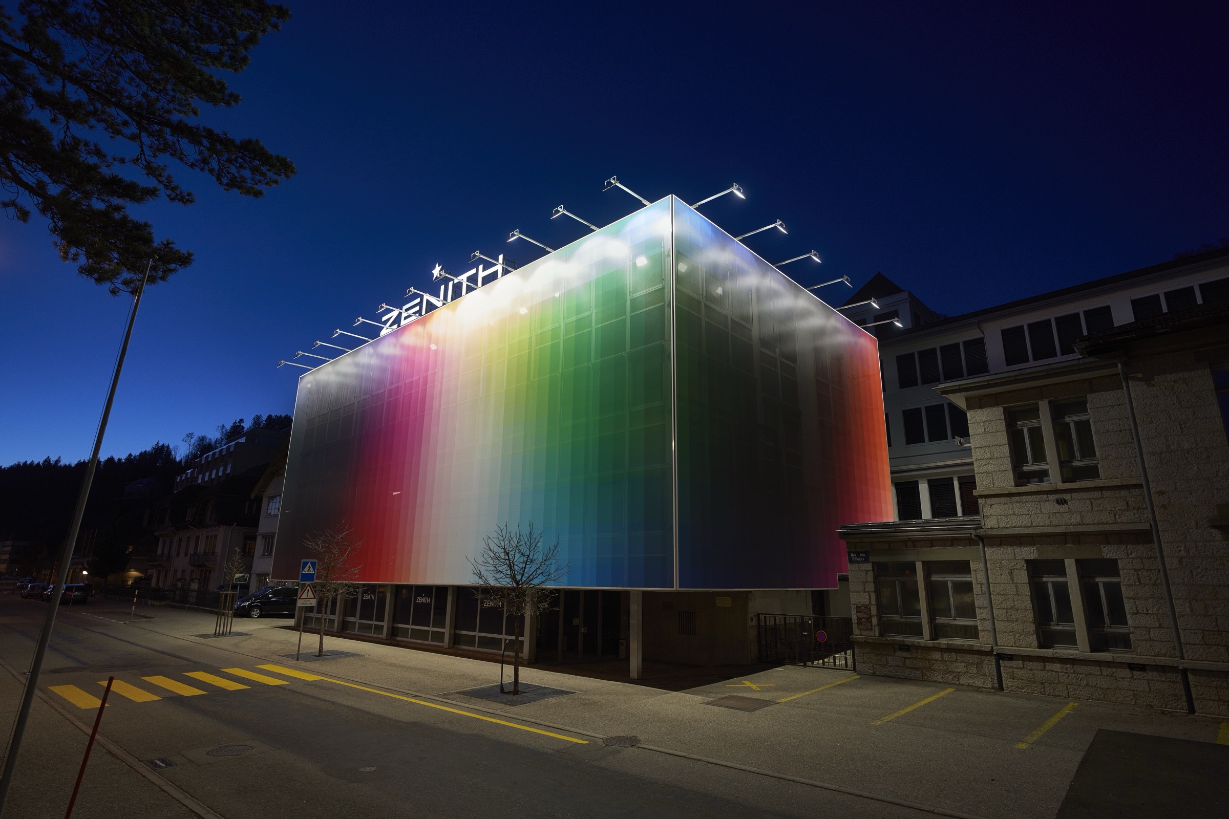 Zenith Manufacture facade, 2020 — Otro ángulo de la fachada iluminada.