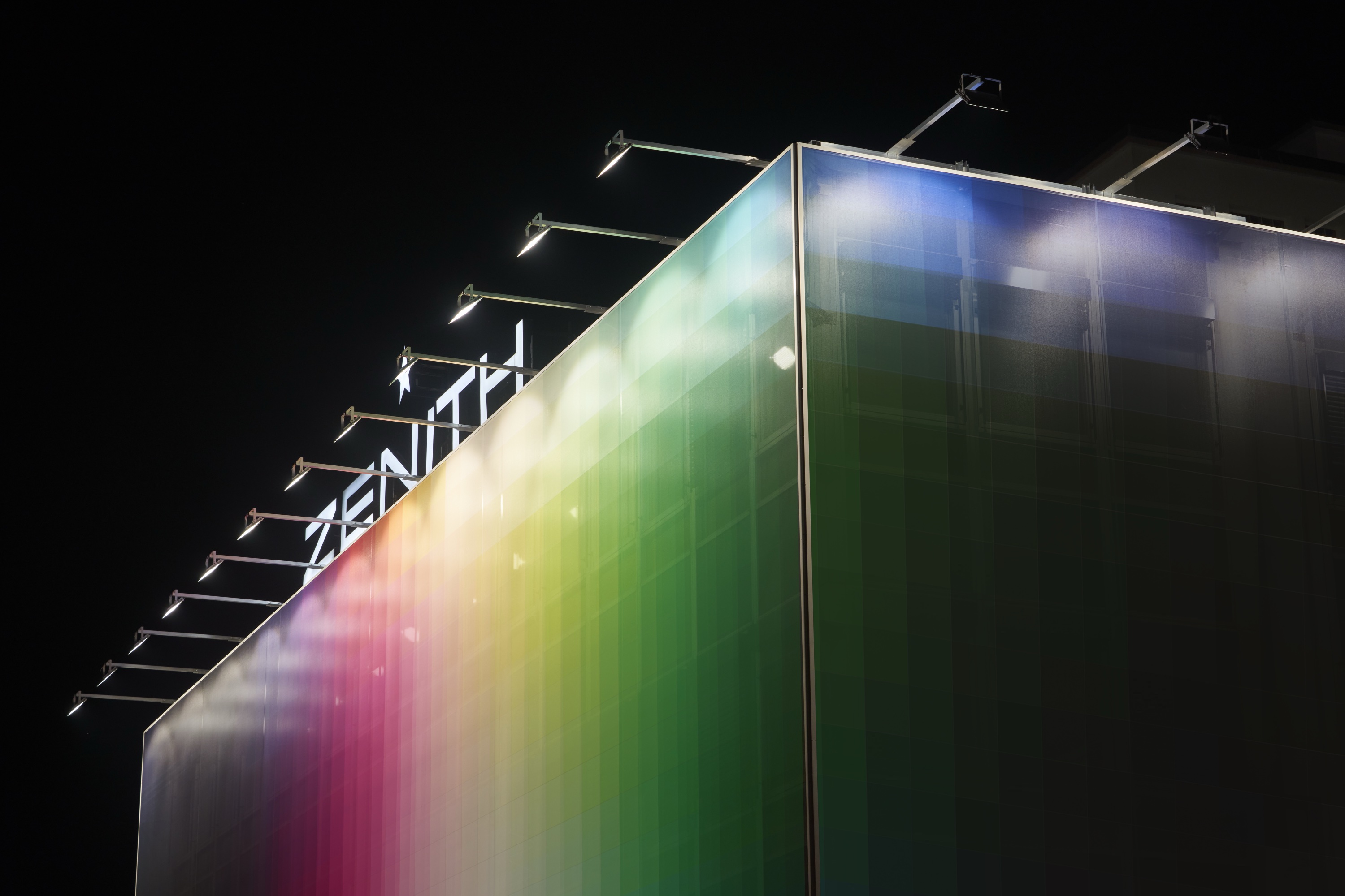 Zenith Manufacture facade, 2020 — Detalle de la esquina iluminada.
