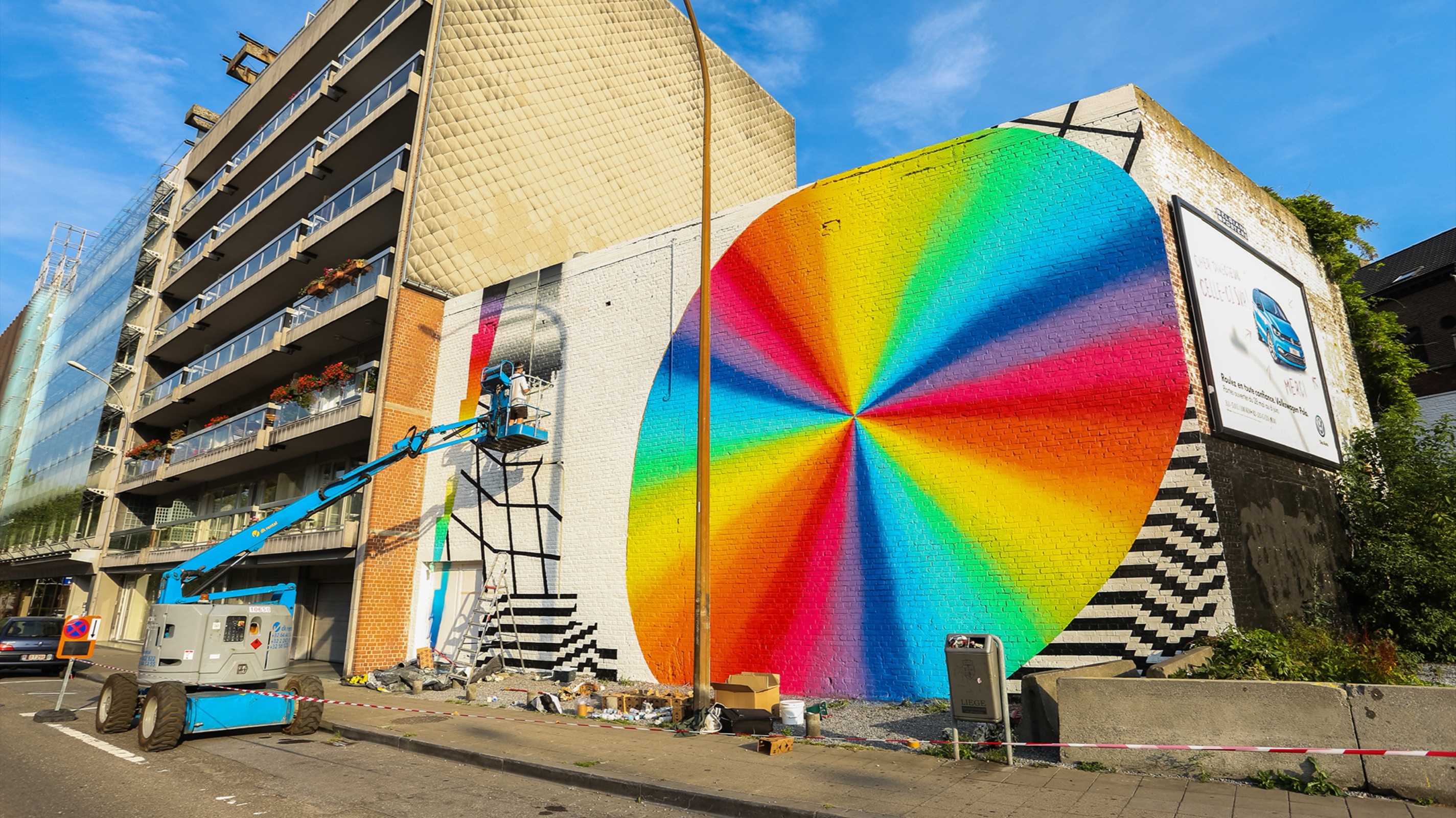 Liège, 2015 — La plaza con la fuente y el mural al fondo.