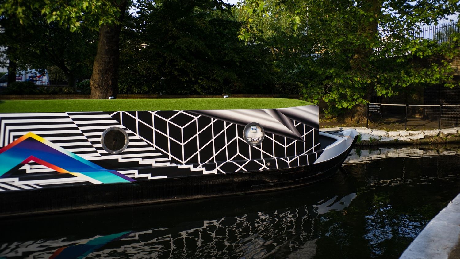 Canal boat, 2015 — Detalle del costado: cubos y rayas en B/N.