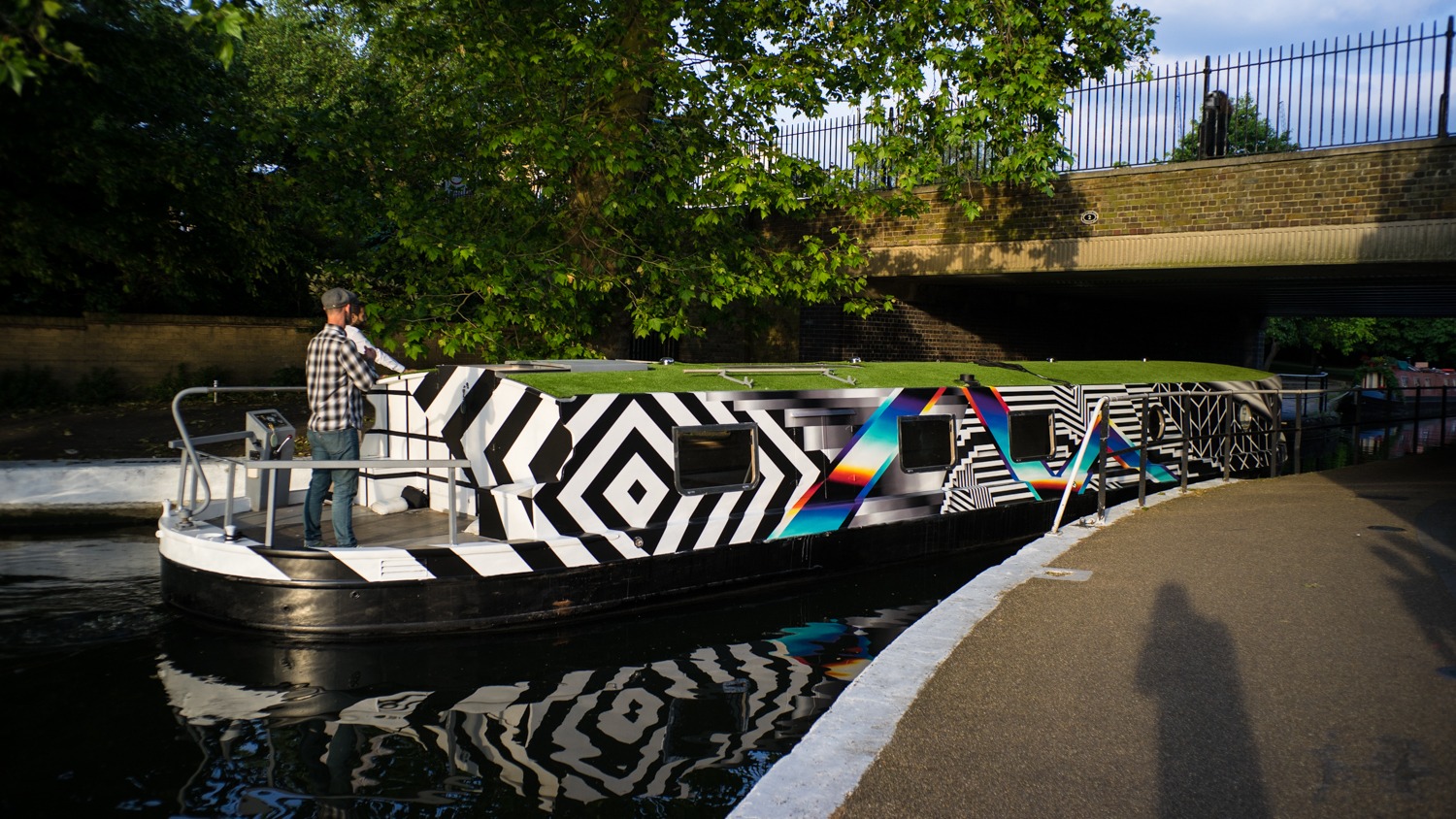 Canal boat, 2015 — Navegando el canal.