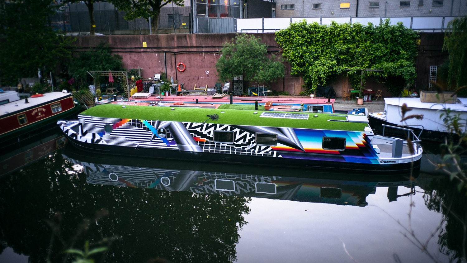 Canal boat, 2015 — En la dársena, entre las demás barcazas.