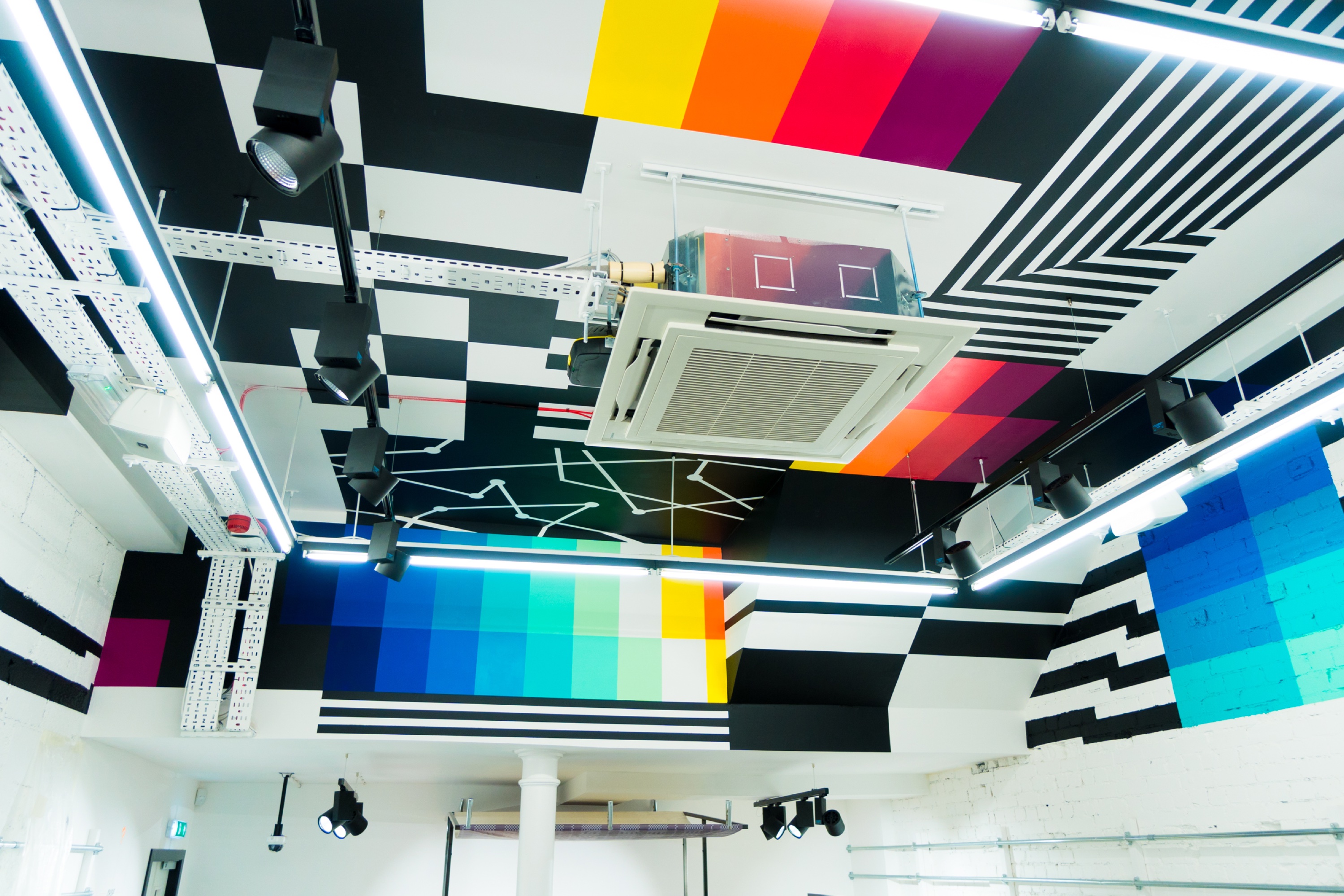 SIZE (Brixton), 2017 — La sala desde abajo, con el techo como una sola pieza.