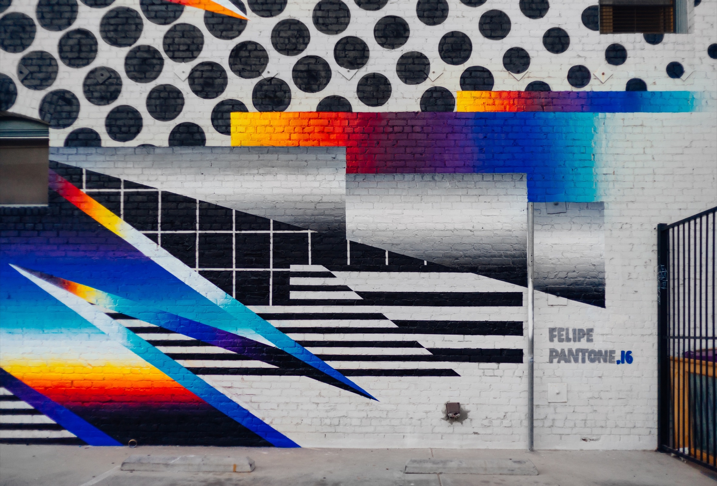 Optichromie for Long Beach, 2016 — El muro con la firma, desde la calle.