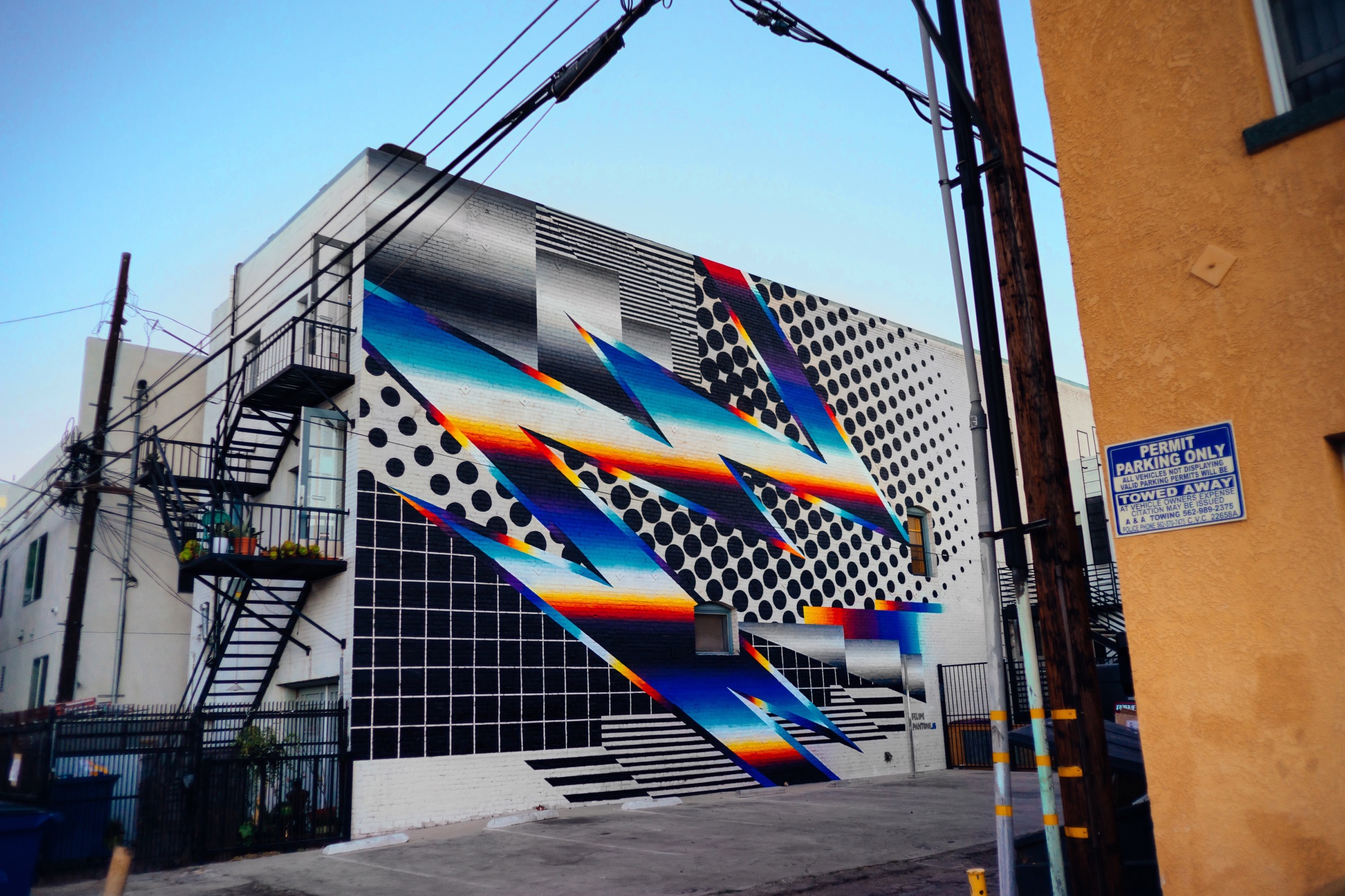 Optichromie for Long Beach, 2016 — En ángulo, con las escaleras de incendios del barrio.