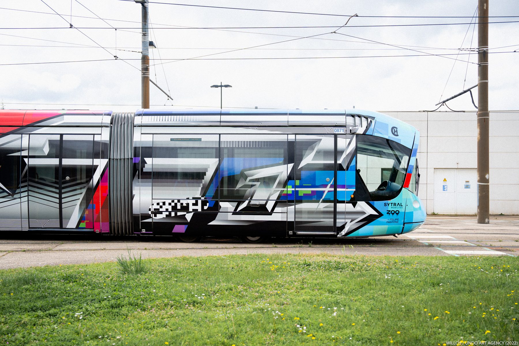 Wholecar — tram de Lyon, 2023 — El wholecar de perfil: la pieza plateada a lo largo del coche · © UNDO ART