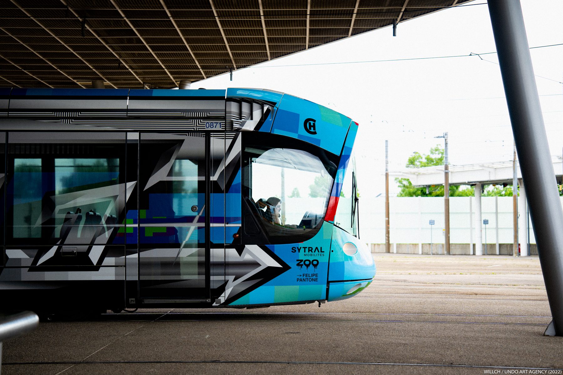 Wholecar — tram de Lyon, 2023 — El segundo frontal, en azul · © UNDO ART