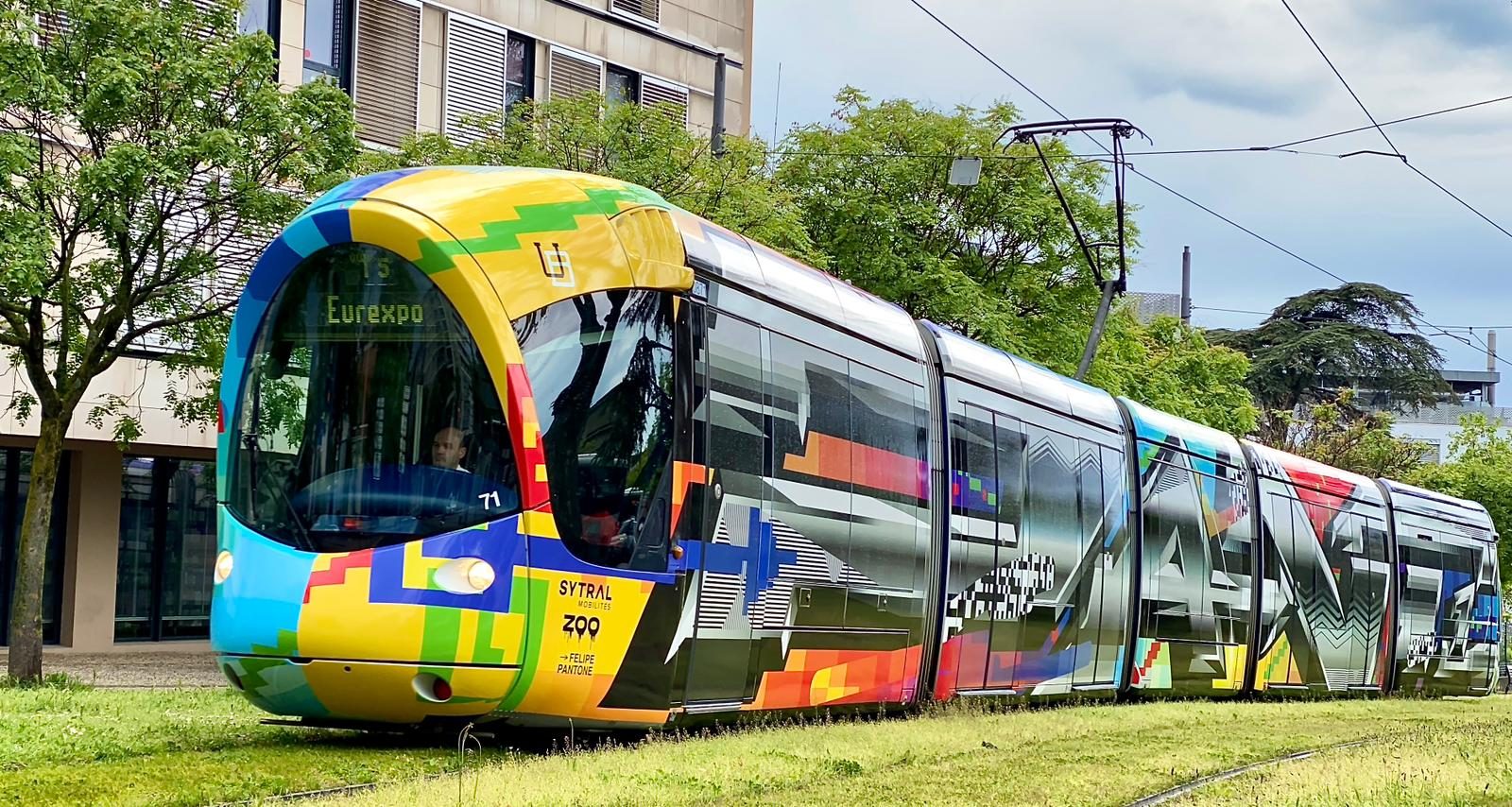 Wholecar — tram de Lyon, 2023 — En la calle, en servicio