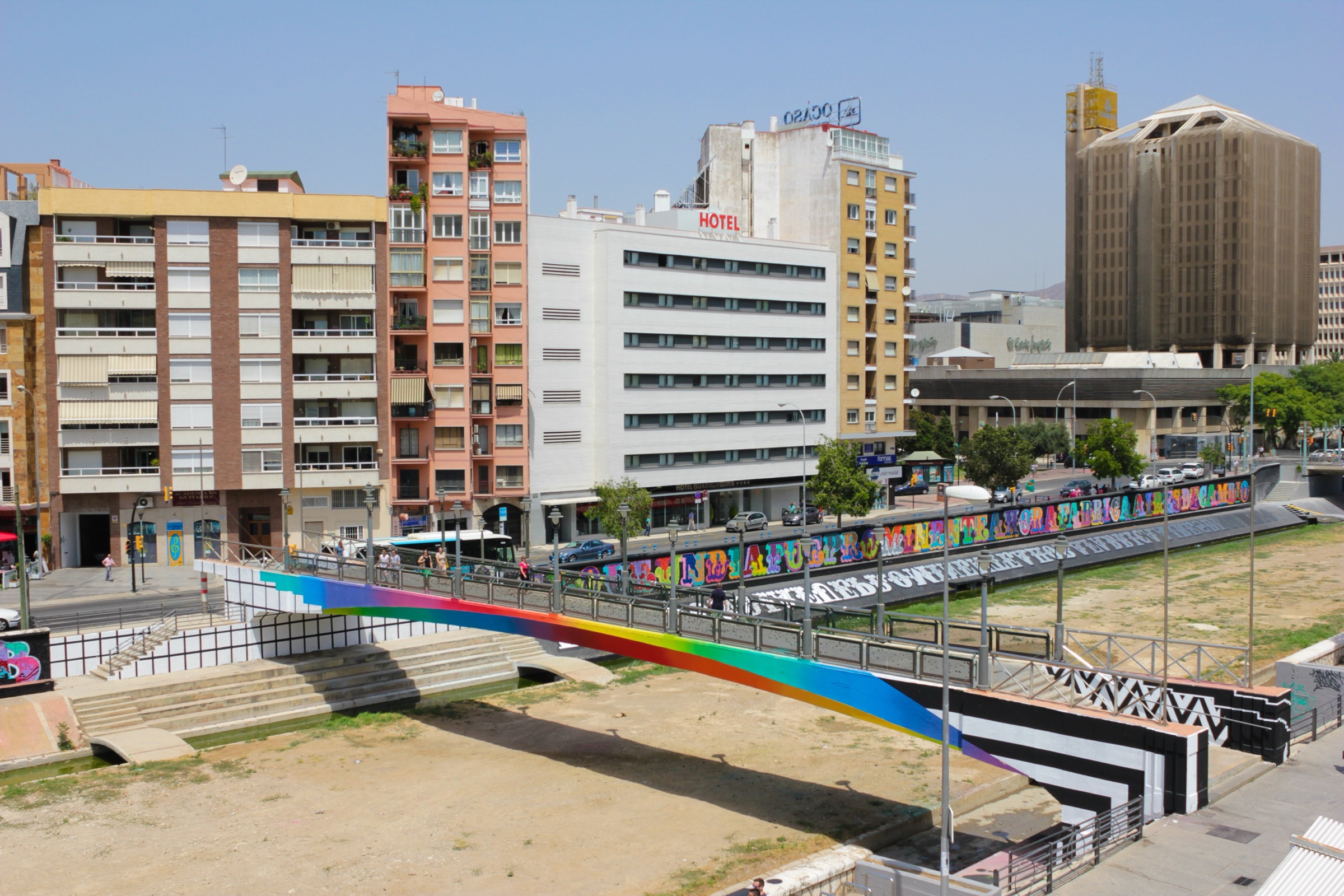 Málaga, 2015 — El arcoíris cruzando el cauce, desde la ribera.
