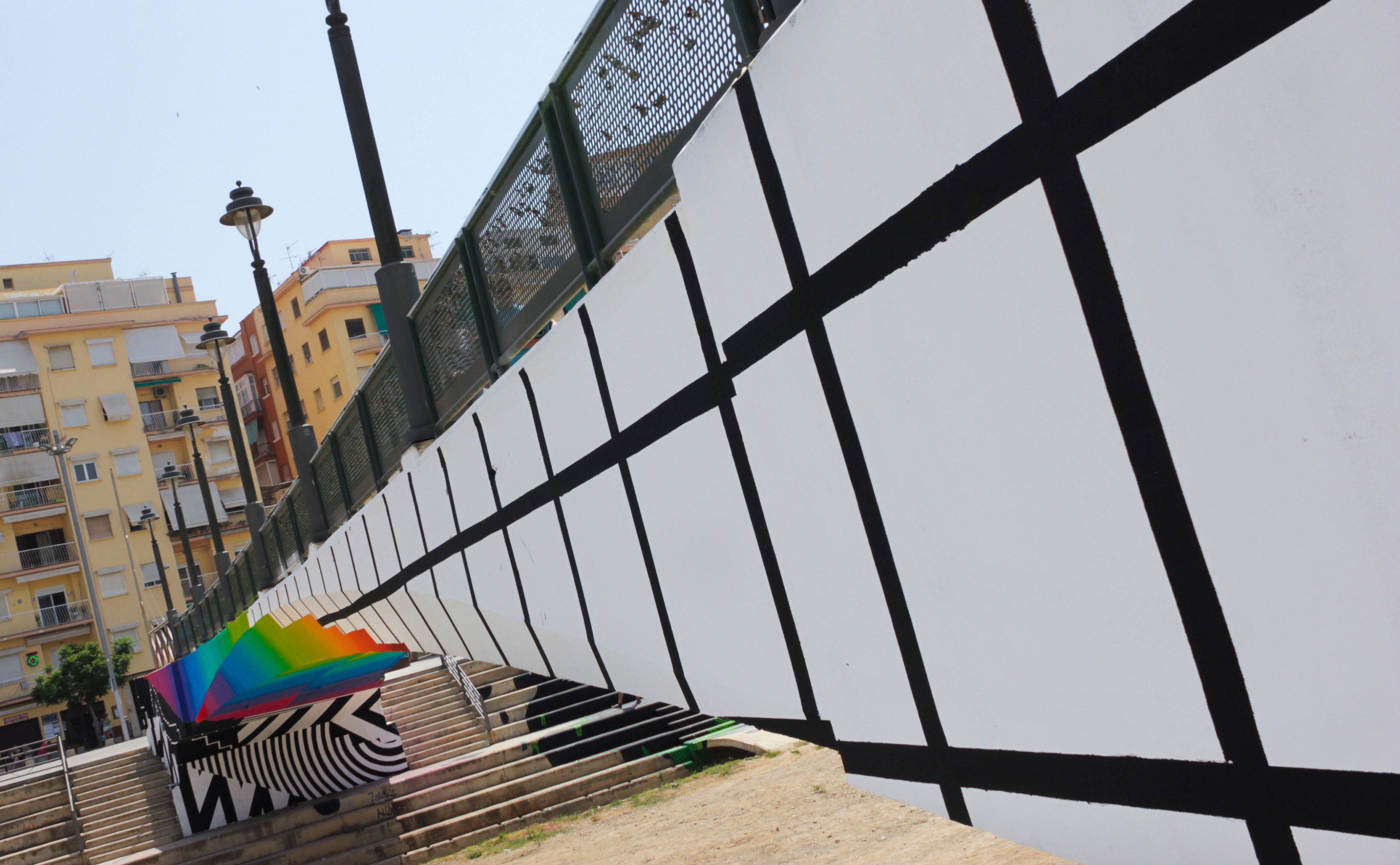 Málaga, 2015 — Bajo el puente: el degradado en pleno barrido.