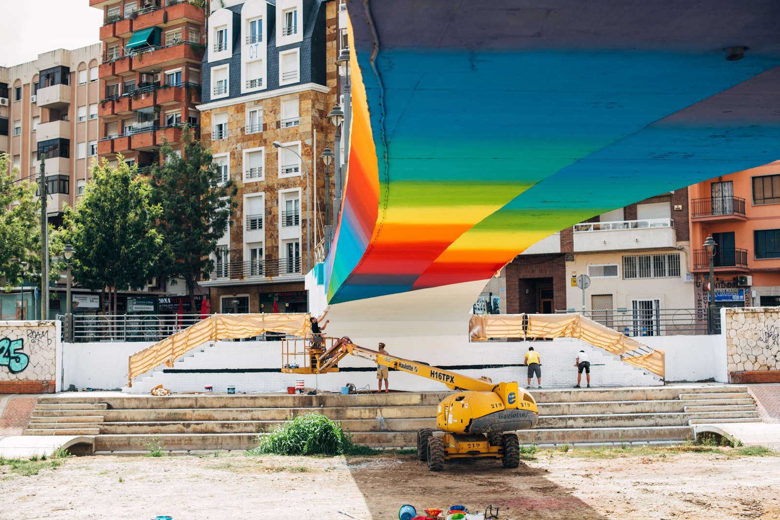 Málaga, 2015 — En proceso: el puente a medias, con la grúa en el cauce.