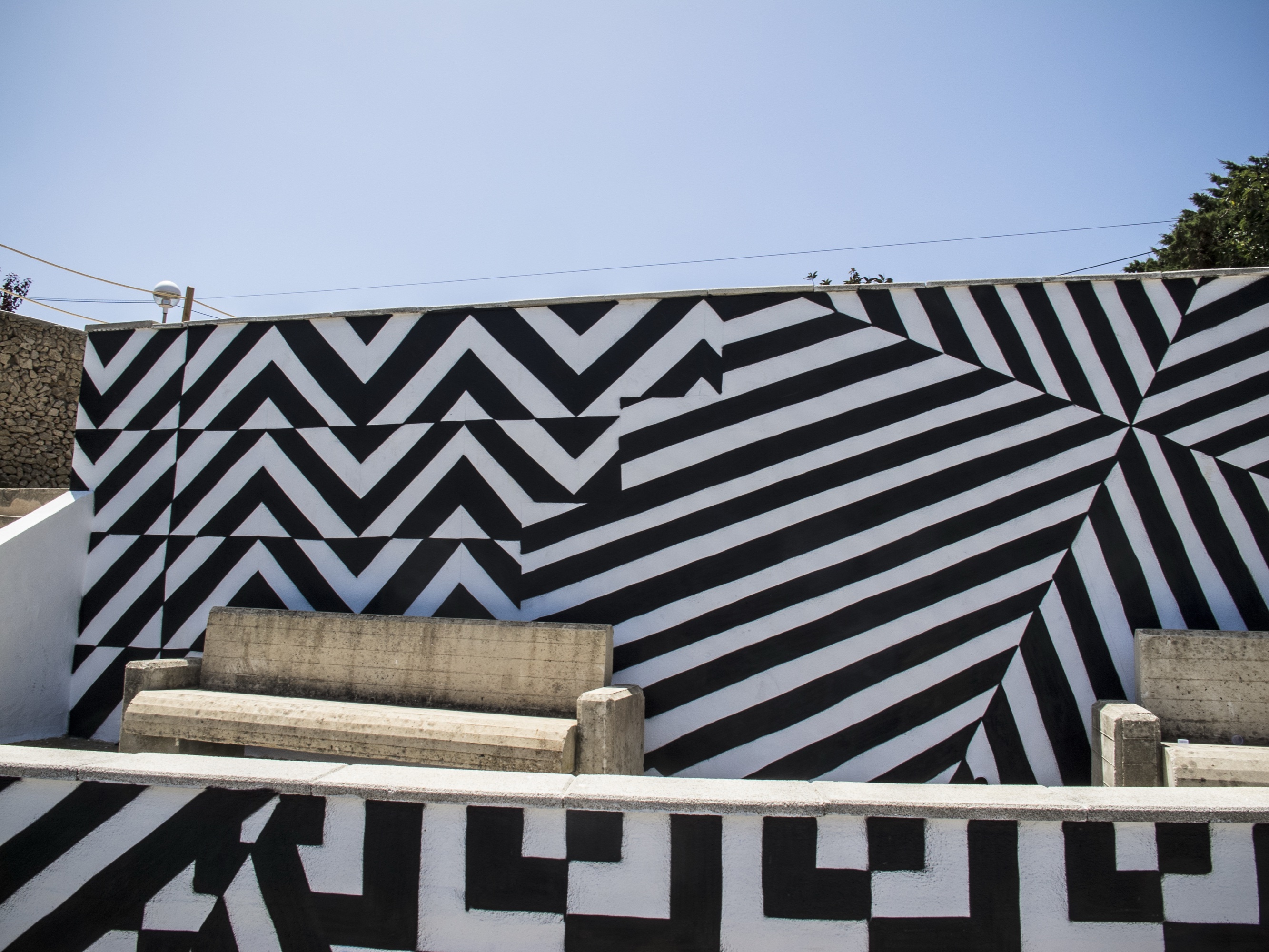 Cala Pedrera, Menorca, 2013 — Frontal del muro rayado y el suelo geométrico.