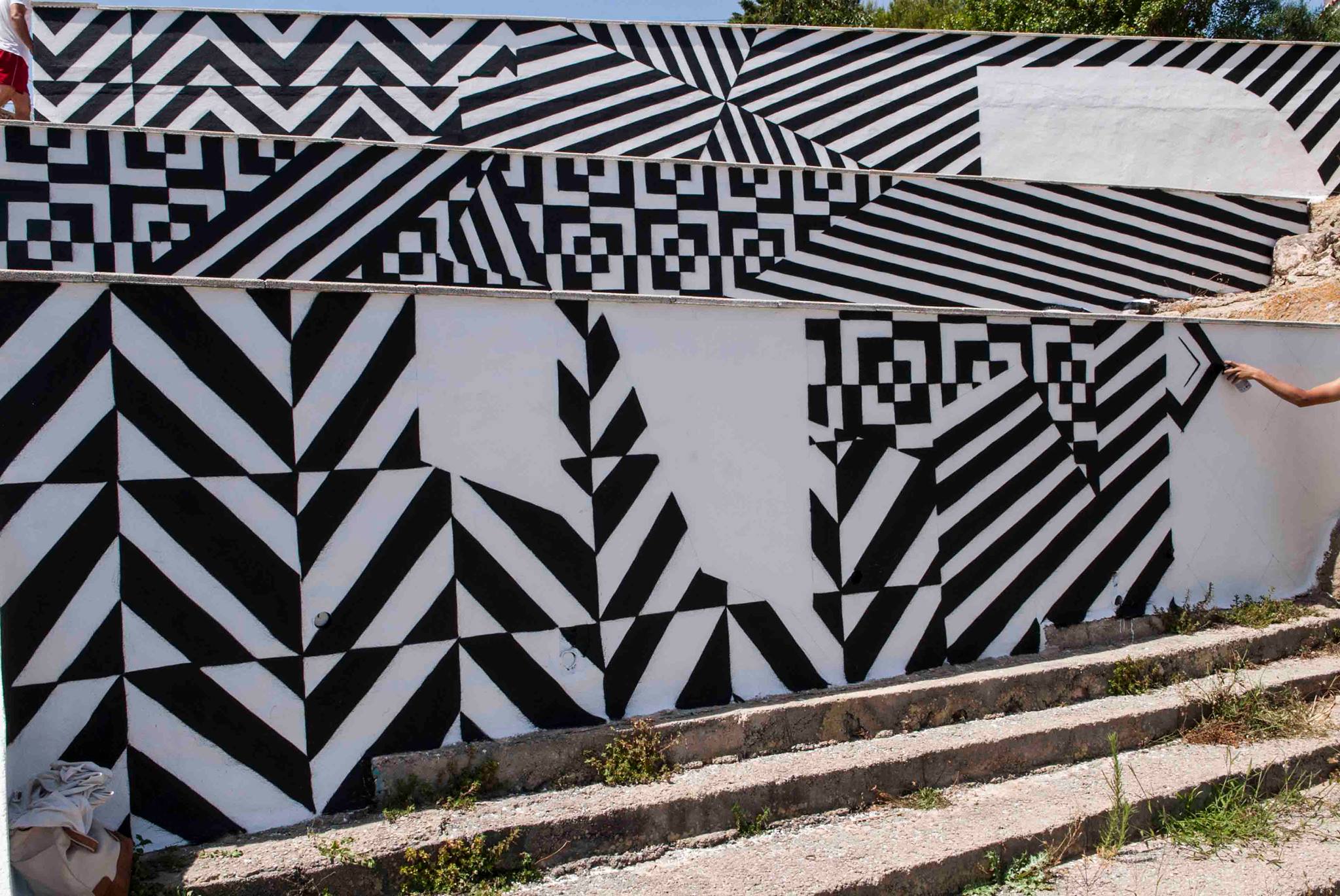 Cala Pedrera, Menorca, 2013 — En proceso: el borde de cada franja, a mano alzada con el spray — sin cinta.