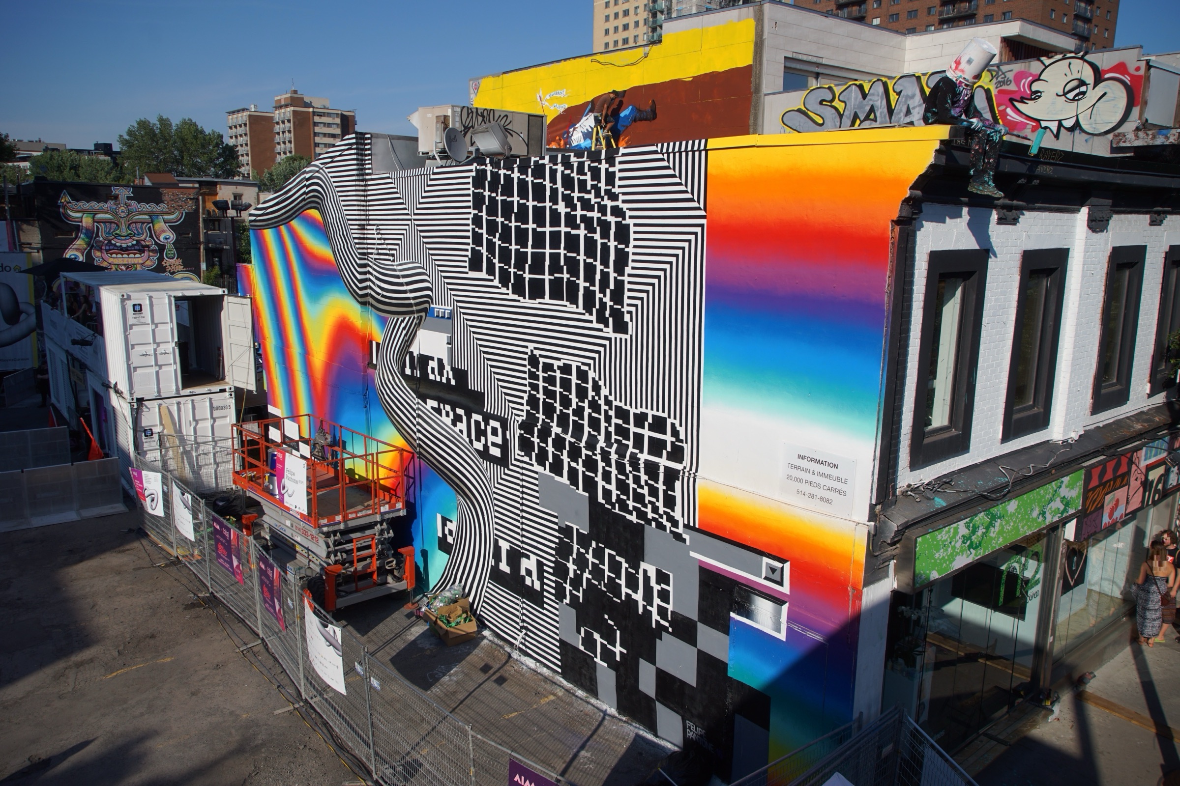 Montreal, 2016 — La esquina de St-Laurent con el mural, en plena calle.