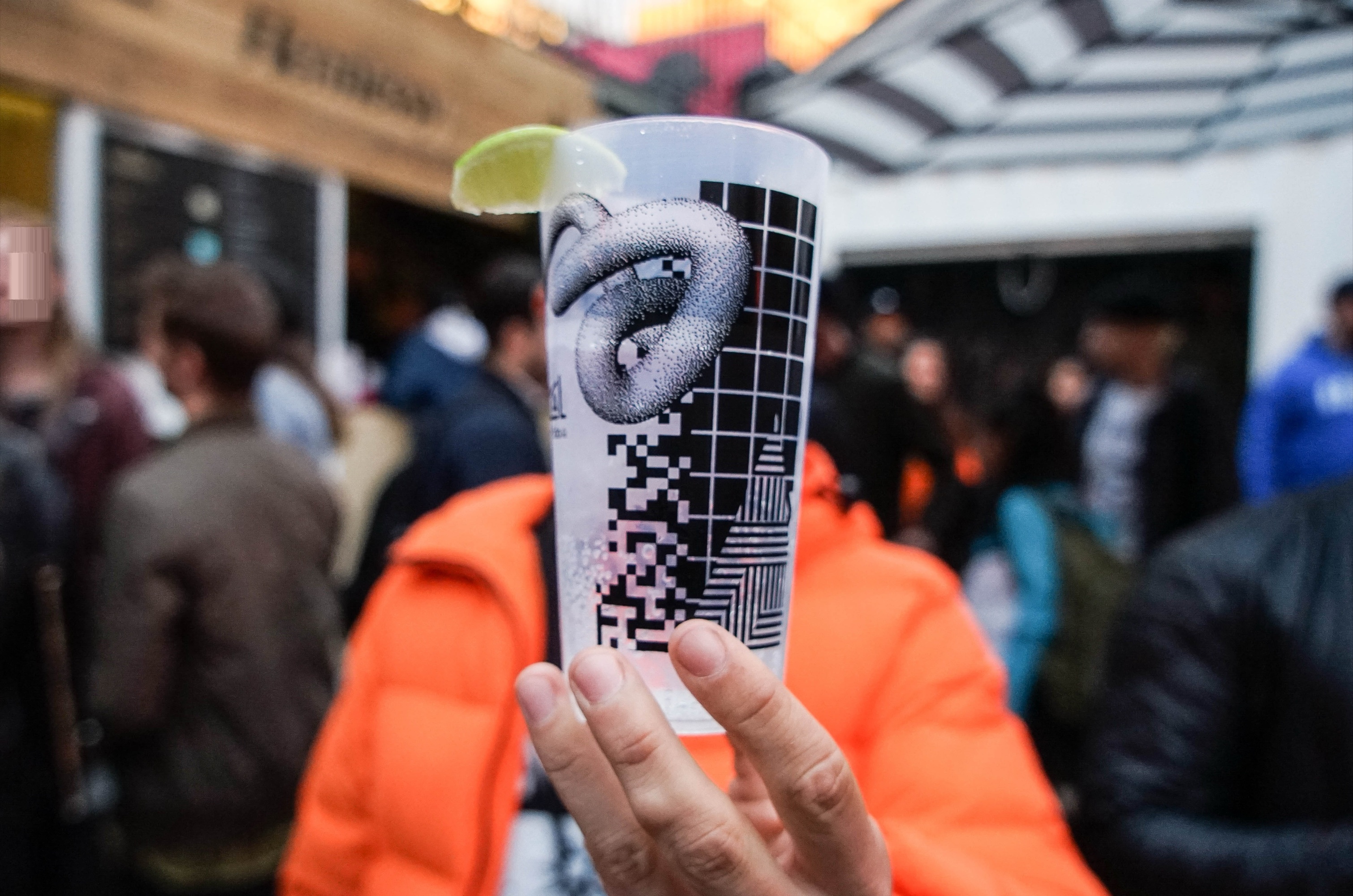 Montreal, 2016 — La identidad en uso: el vaso del festival, en mano, de noche.