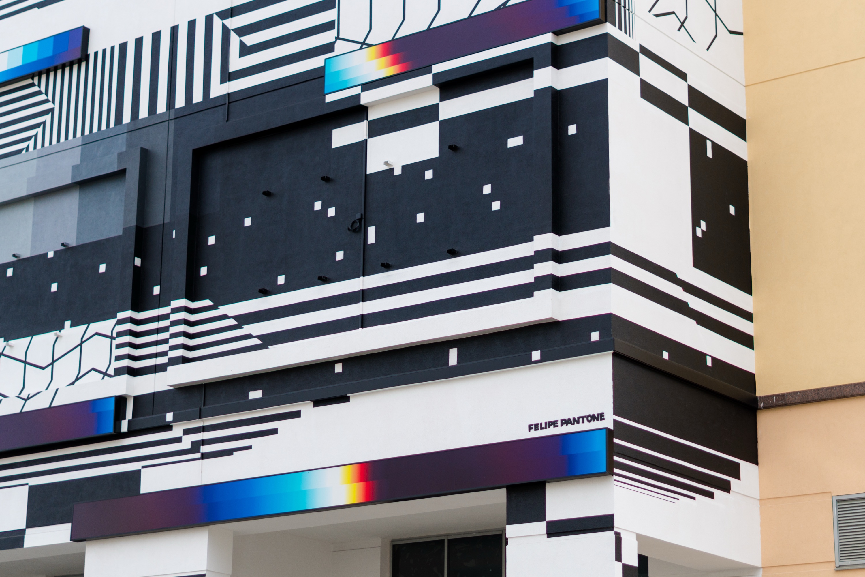 Chromadynamica for Moscow, 2018 — Detalle: las barras de degradado RGB —las cajas de luz— sobre el glitch.