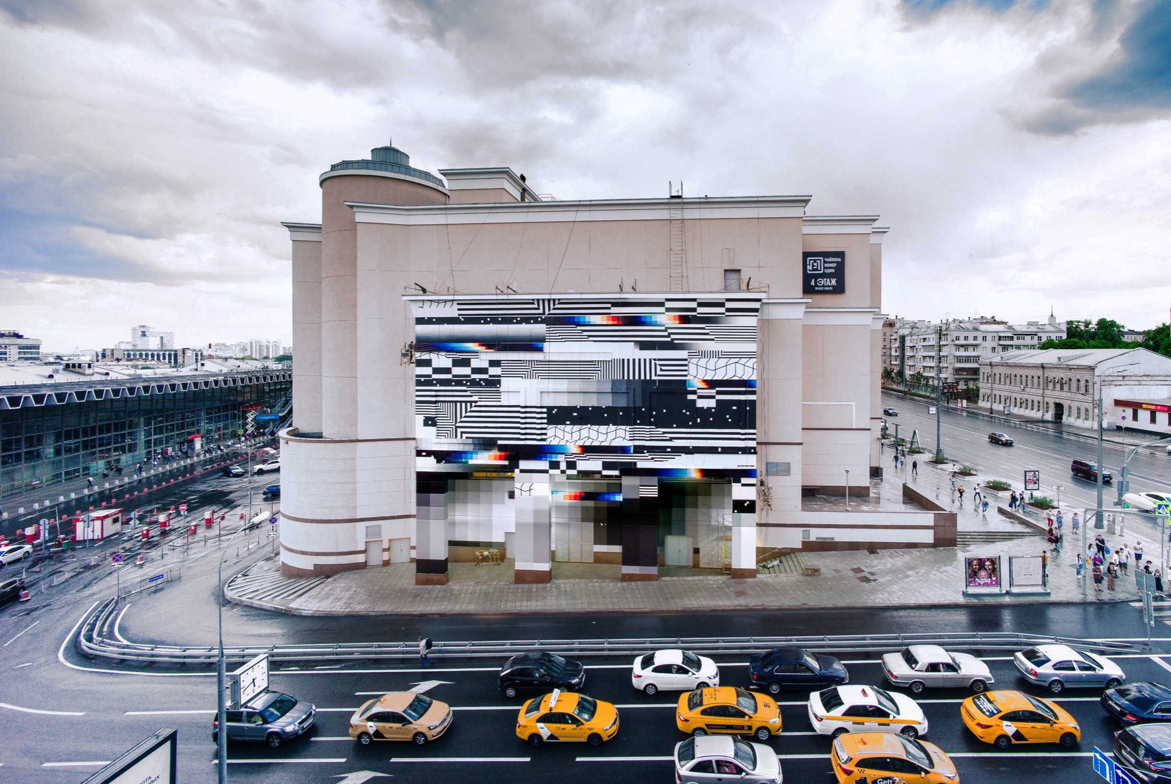 Chromadynamica for Moscow, 2018 — La fachada con los taxis de Moscú delante.