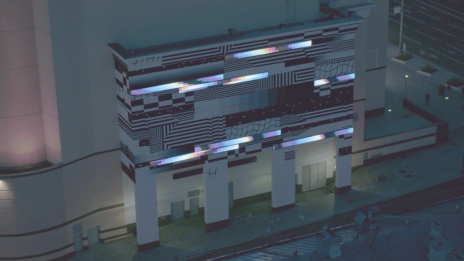 Chromadynamica for Moscow, 2018 — La fachada completa al anochecer, con los luminosos encendidos sobre las columnas.