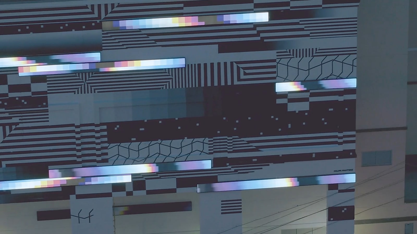 Chromadynamica for Moscow, 2018 — Las cajas de luz de cerca: el espectro atravesando el glitch en blanco y negro.