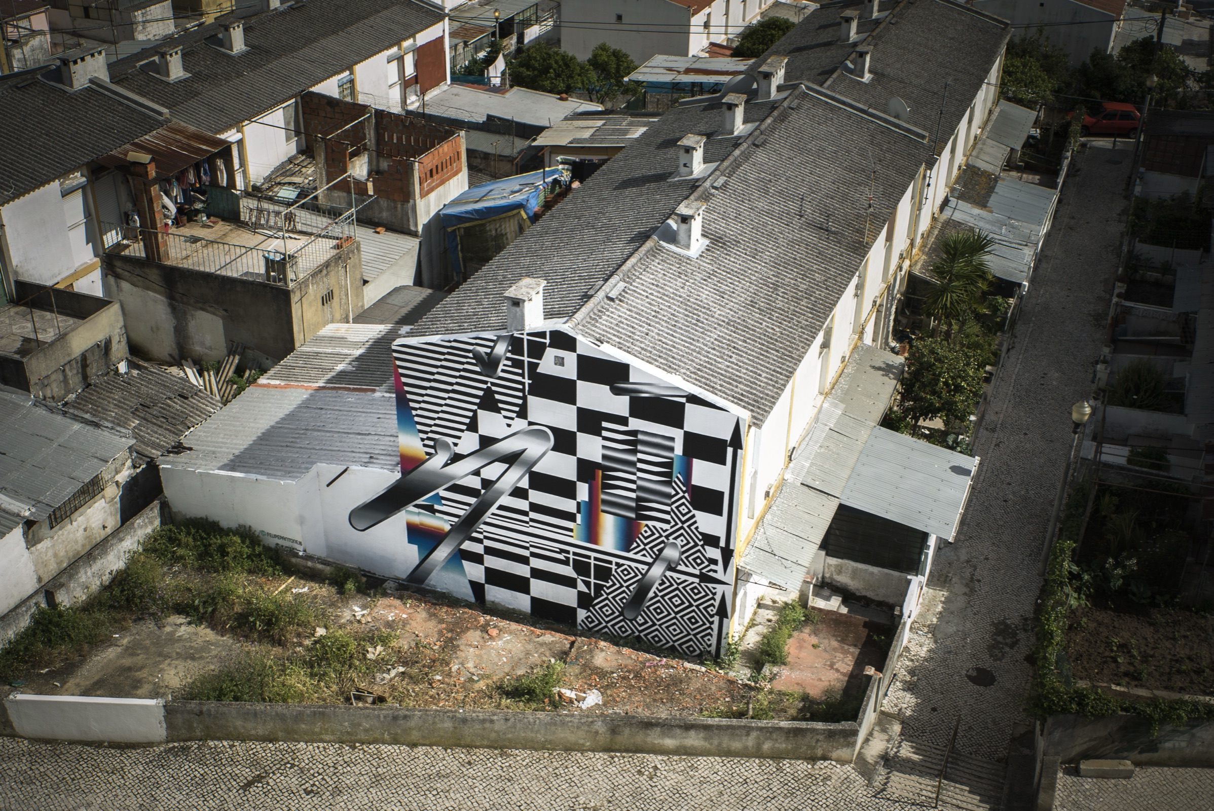 Contenedores para Iminente, 2016 — Aérea: los contenedores dentro del jardín del festival.