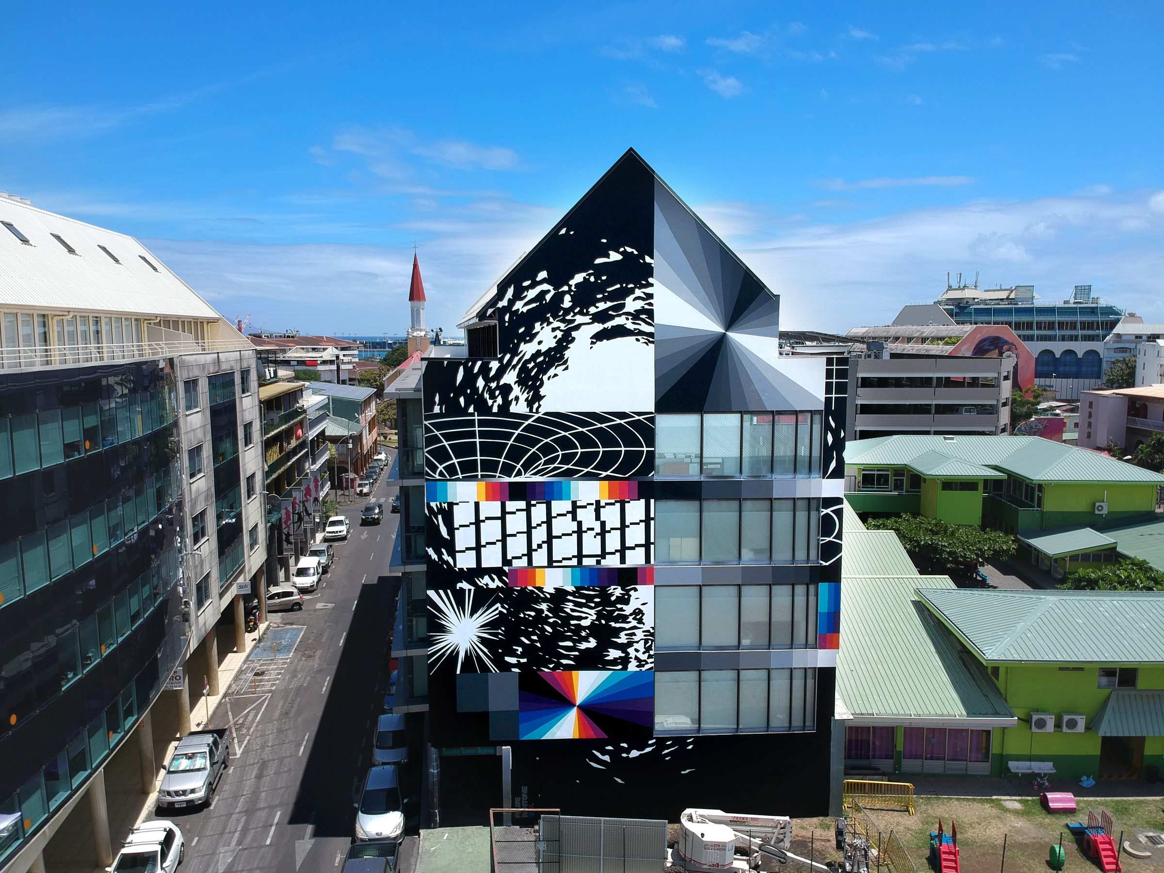 Géométrie, 2017 — Vista aérea del muro sobre la calle de Papeete, con el campanario rojo al fondo