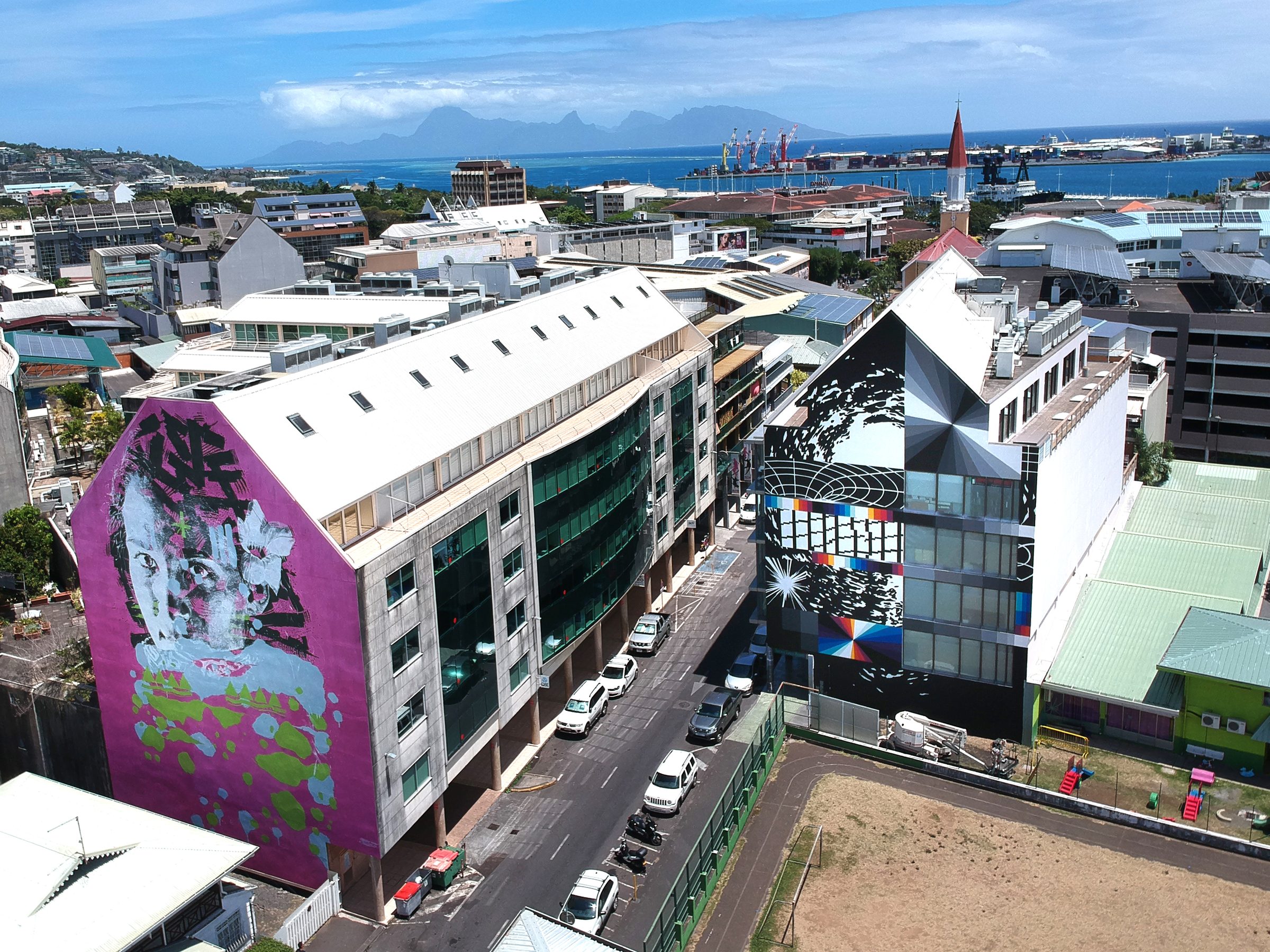 Géométrie, 2017 — Papeete desde el dron, con Moorea en el horizonte