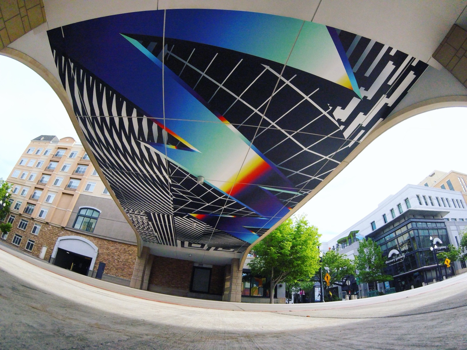 The Gateway Skybridge, 2017 — El bajo de la pasarela terminado, visto desde la calle