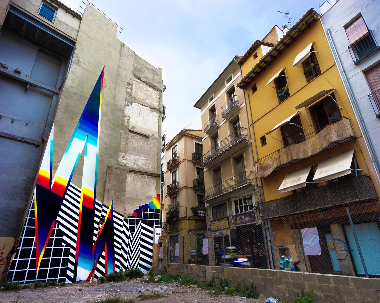 Mercado de Tapinería, 2015 — Desde la calle, entre las fachadas del centro.