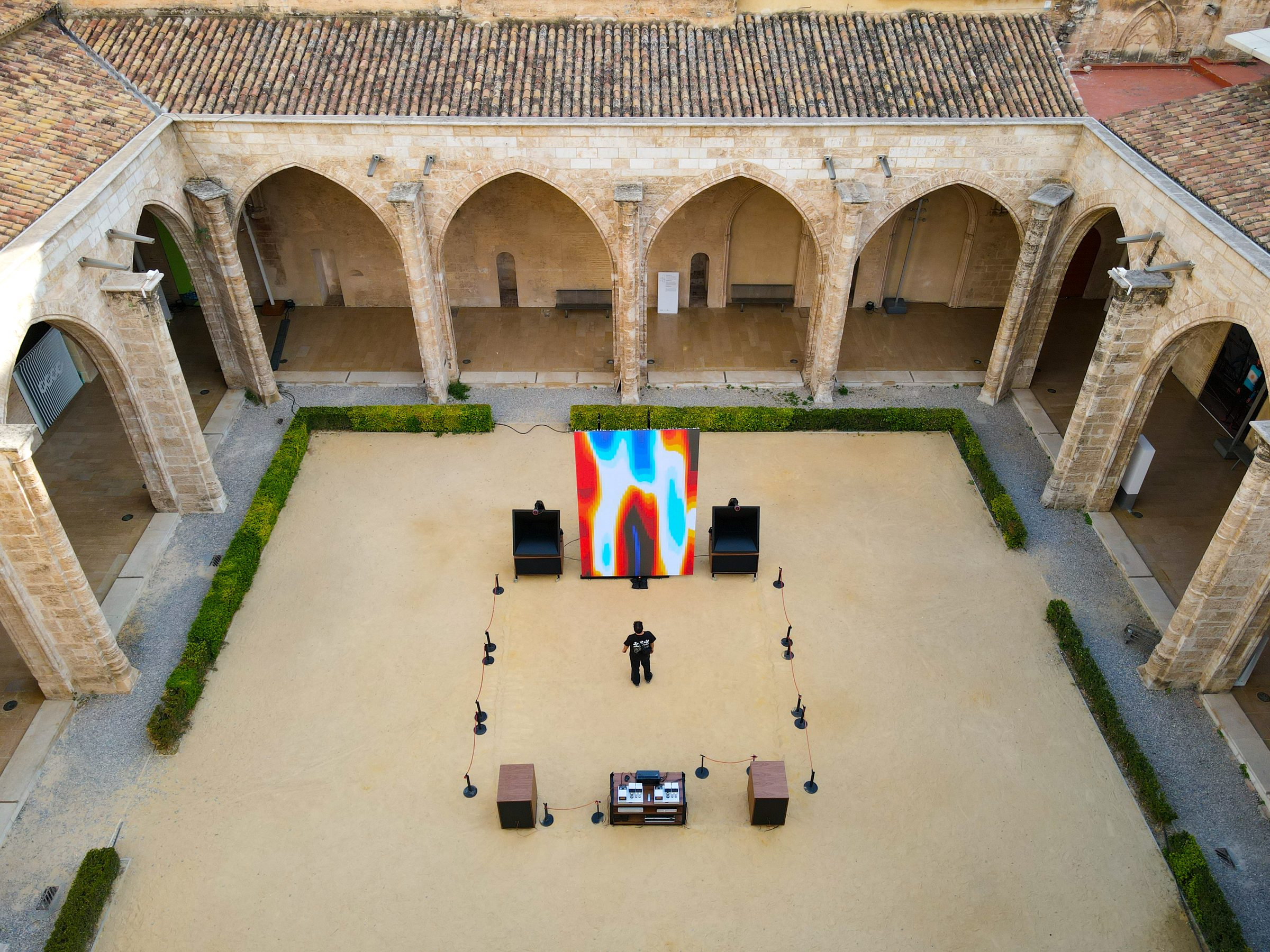 Ultradynamic Range (Light & Sound), 2023 — El claustro desde arriba, con la pieza encendida