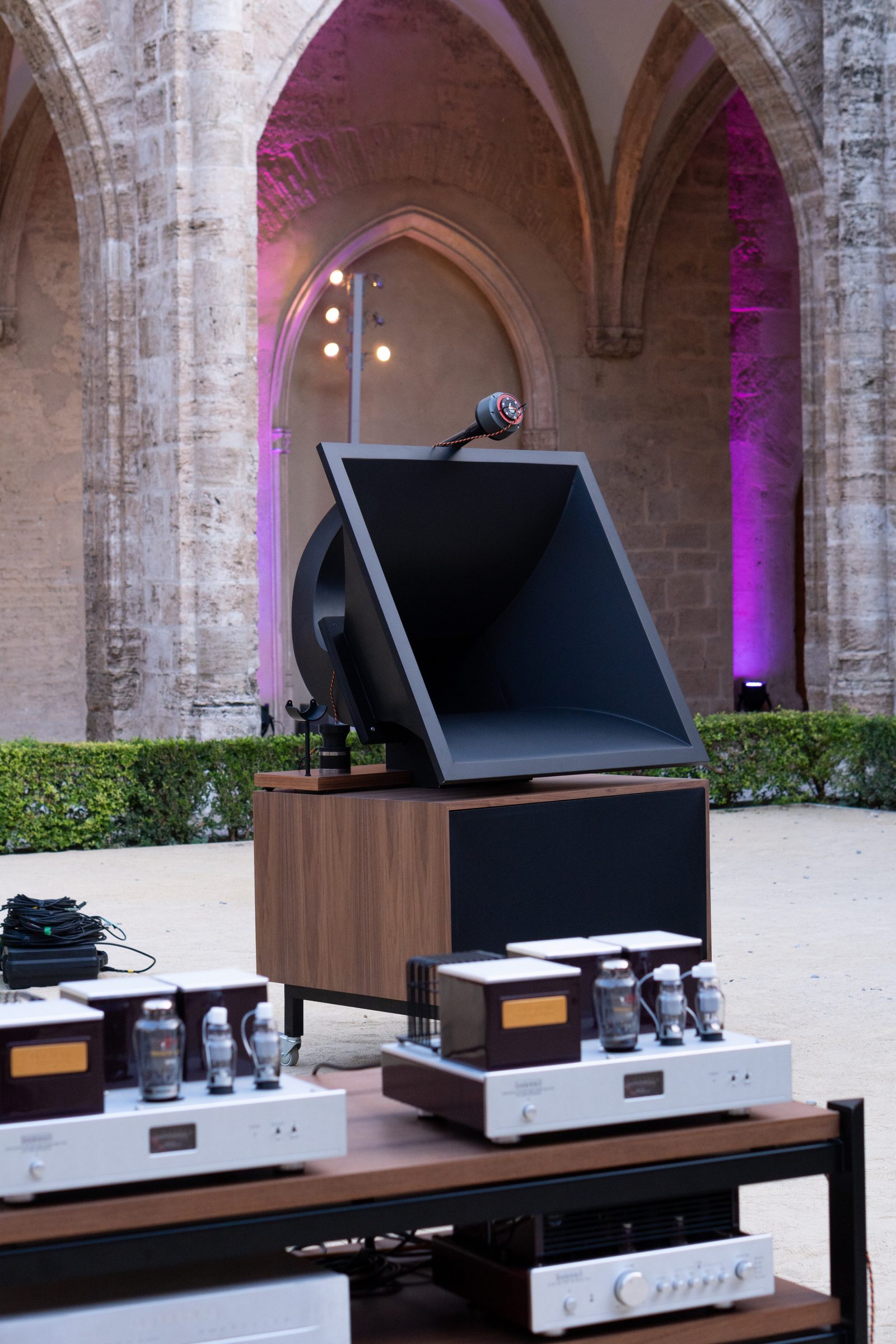 Ultradynamic Range (Light & Sound), 2023 — El sistema de sonido de Admire Audio, válvulas a la vista