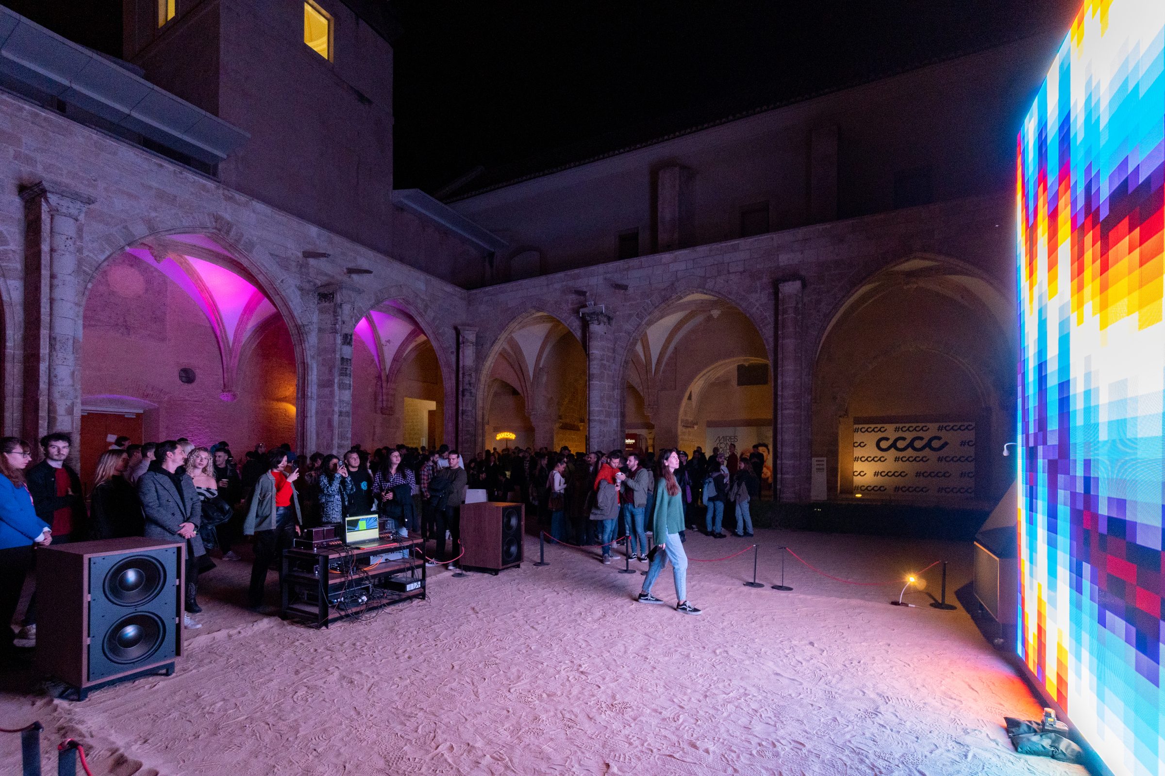 Ultradynamic Range (Light & Sound), 2023 — De noche, con el claustro lleno